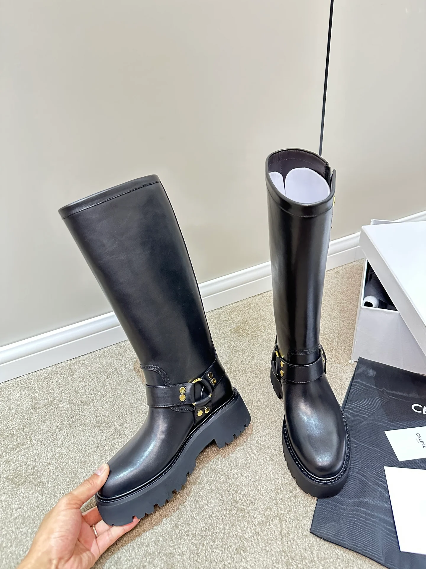 Образ с показа Celine осень/зима 2023 — высокие сапоги — черные