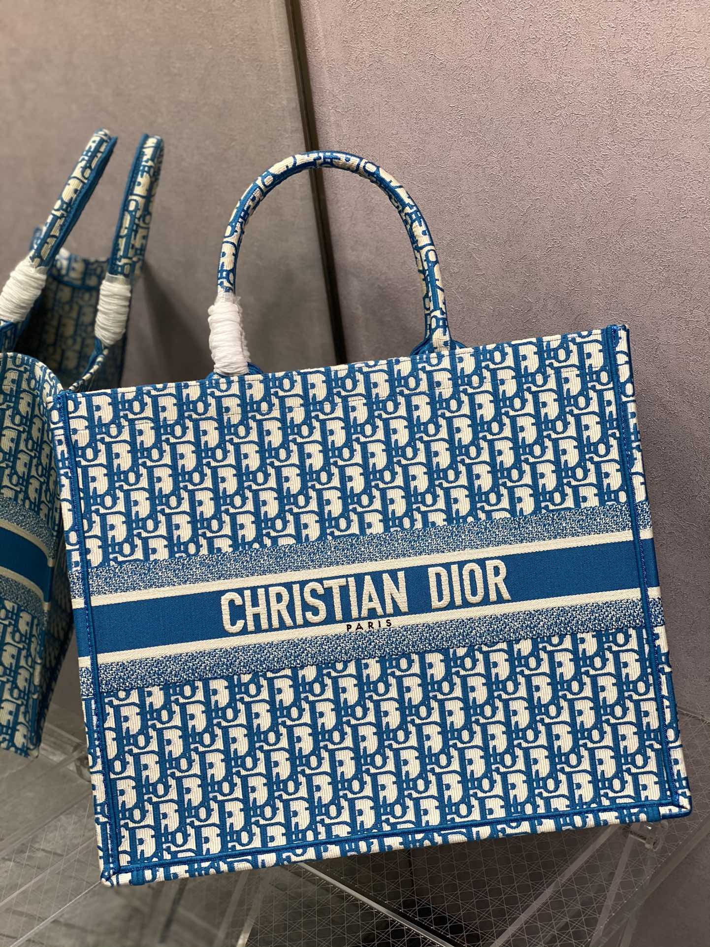 Большая сумка Dior Book Tote (41,5 см), светло-голубая, с монограммой.