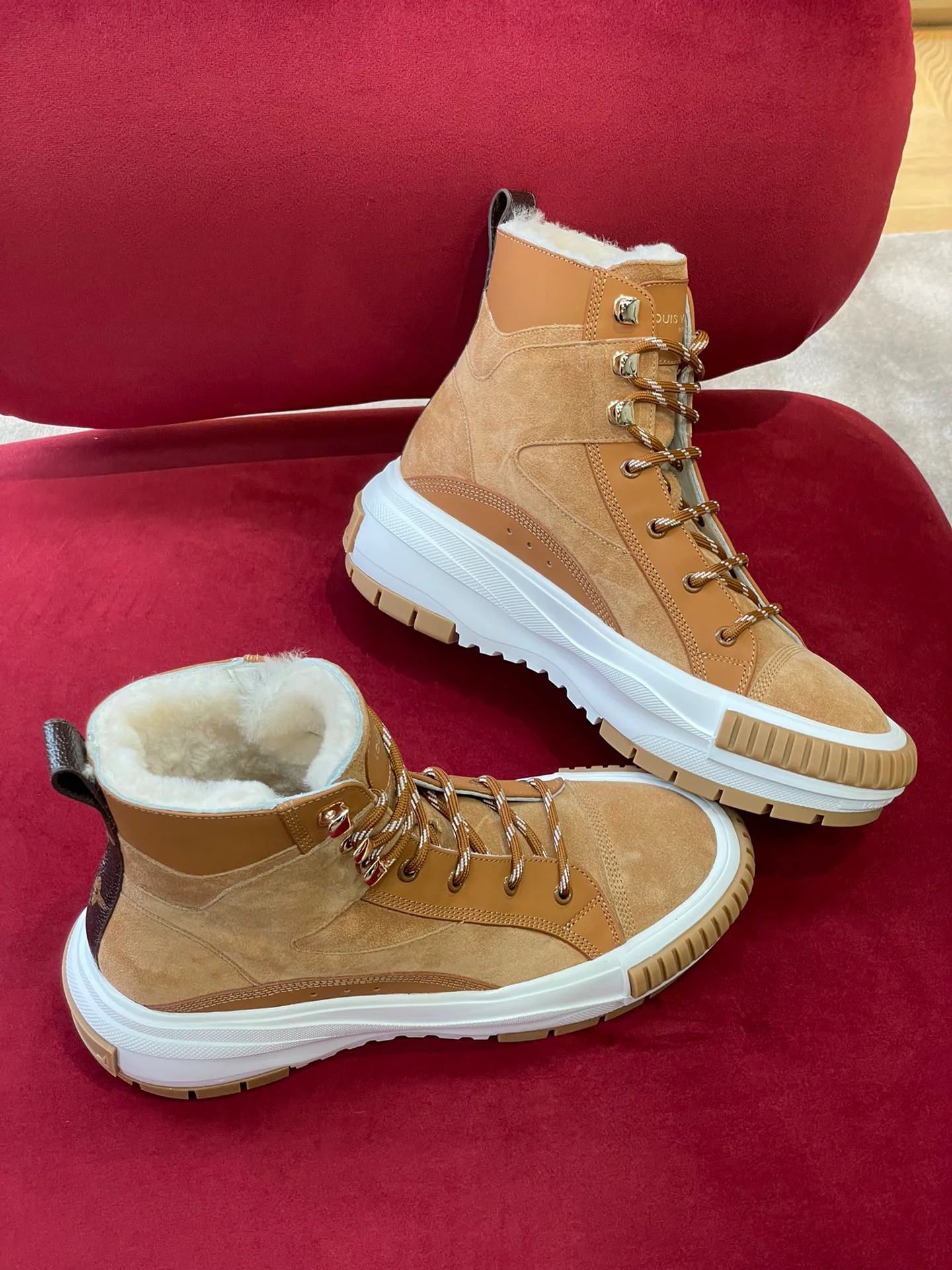 LV - Новинка сезона осень/зима 2022 - Шерстяные кроссовки Squad