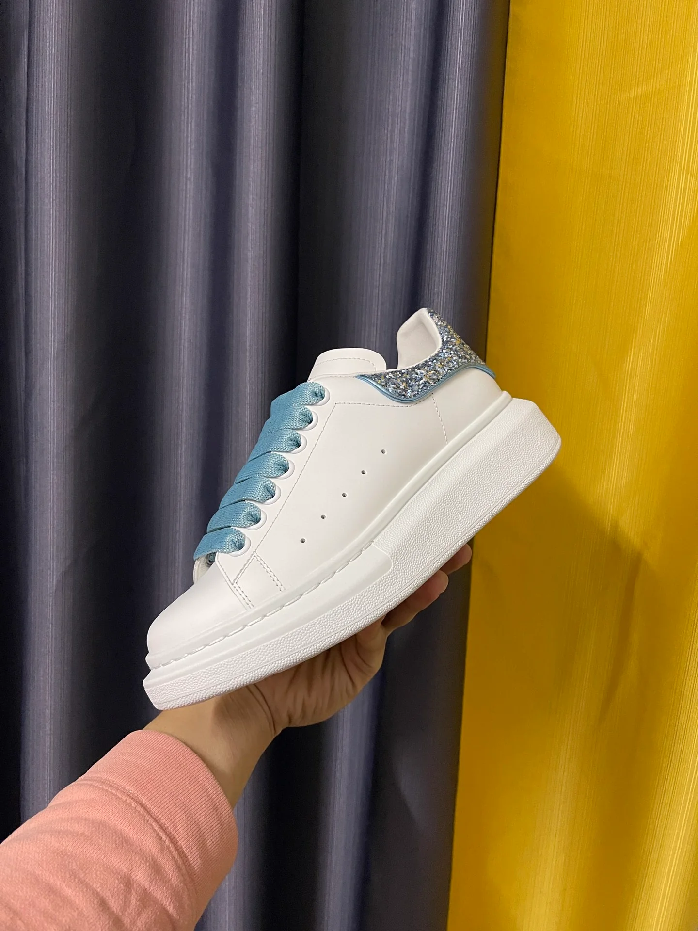 Классические белые кроссовки McQueen - унисекс - светло-голубая задняя часть