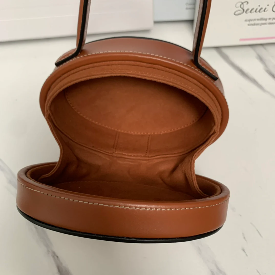 Мини-сумочка в виде лунного пирога от Celine, коричневая.