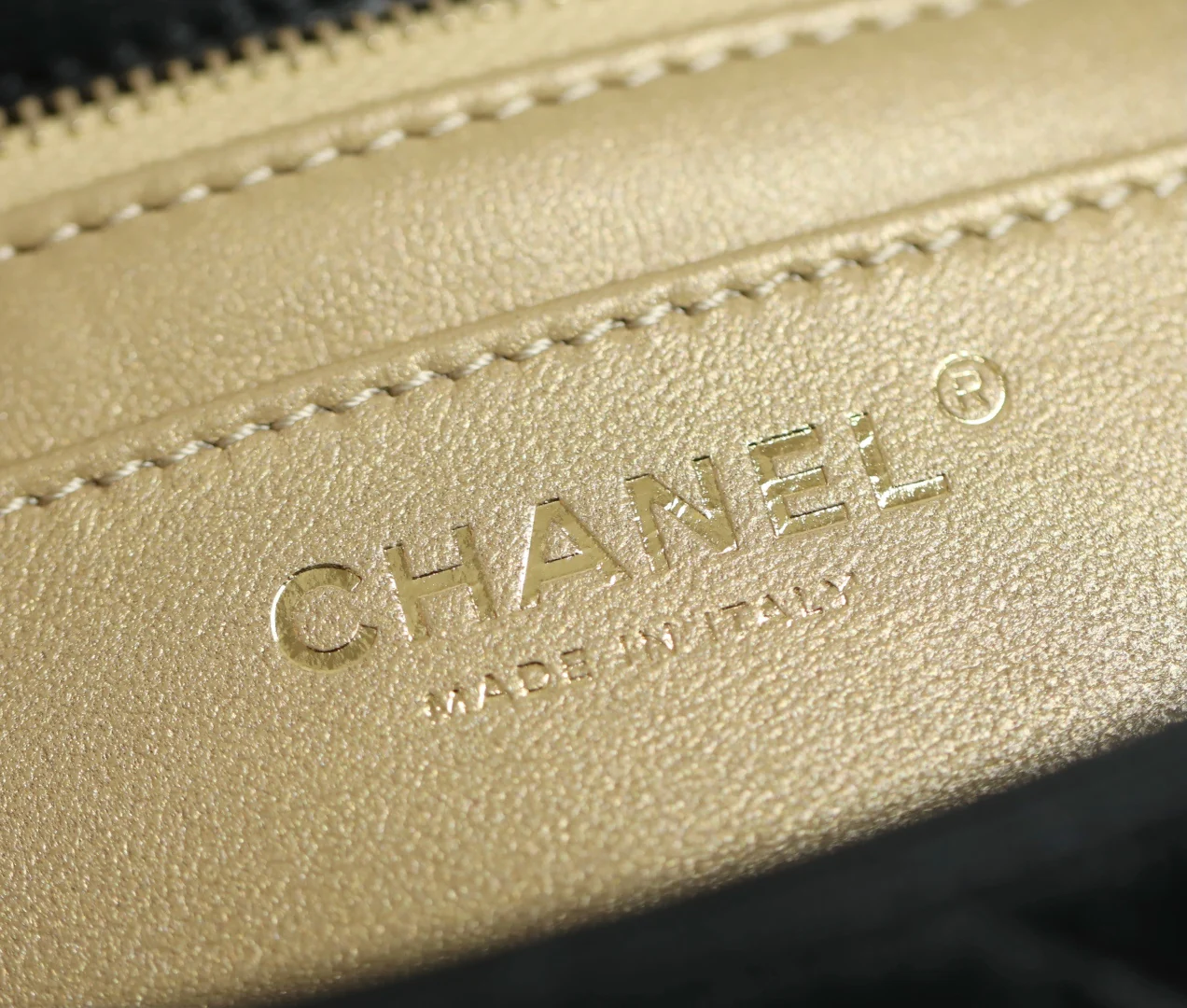 Сумка-шар Chanel из 25-каратного золота с регулируемой застежкой, черная с фурнитурой из светлого золота.