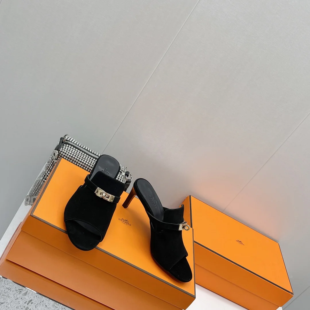 Новинка сезона осень/зима 2022 от Hermes - сандалии на высоком каблуке с открытым носком - 2 шт.