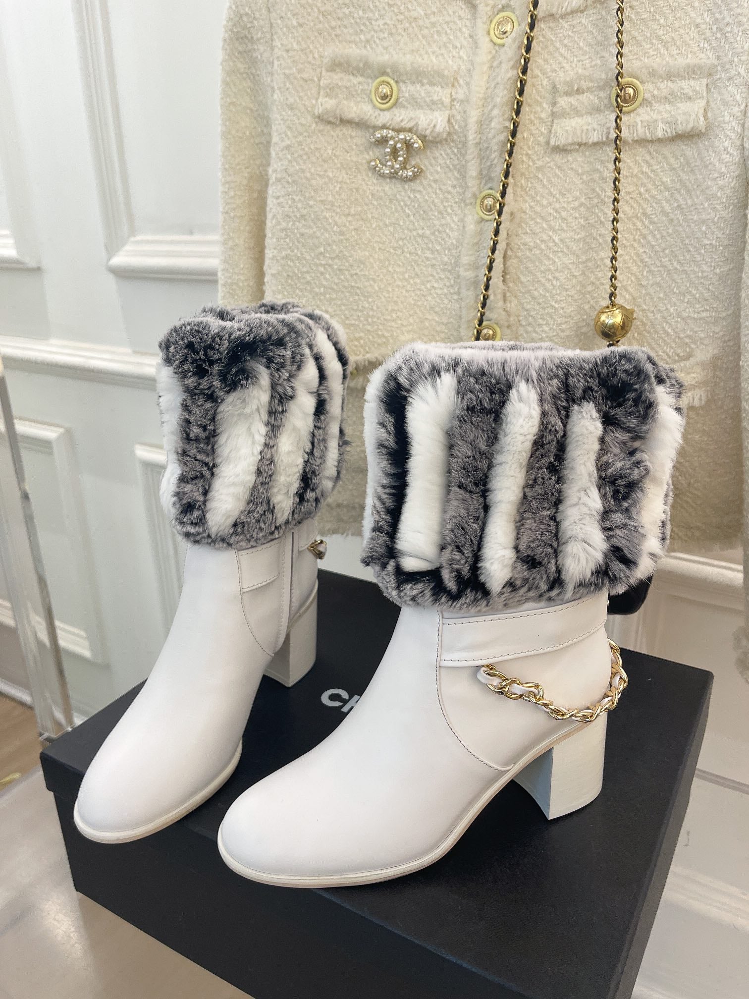 Новинка весны 2022 года от Chanel - Ботильоны на массивном меховом каблуке - Белые