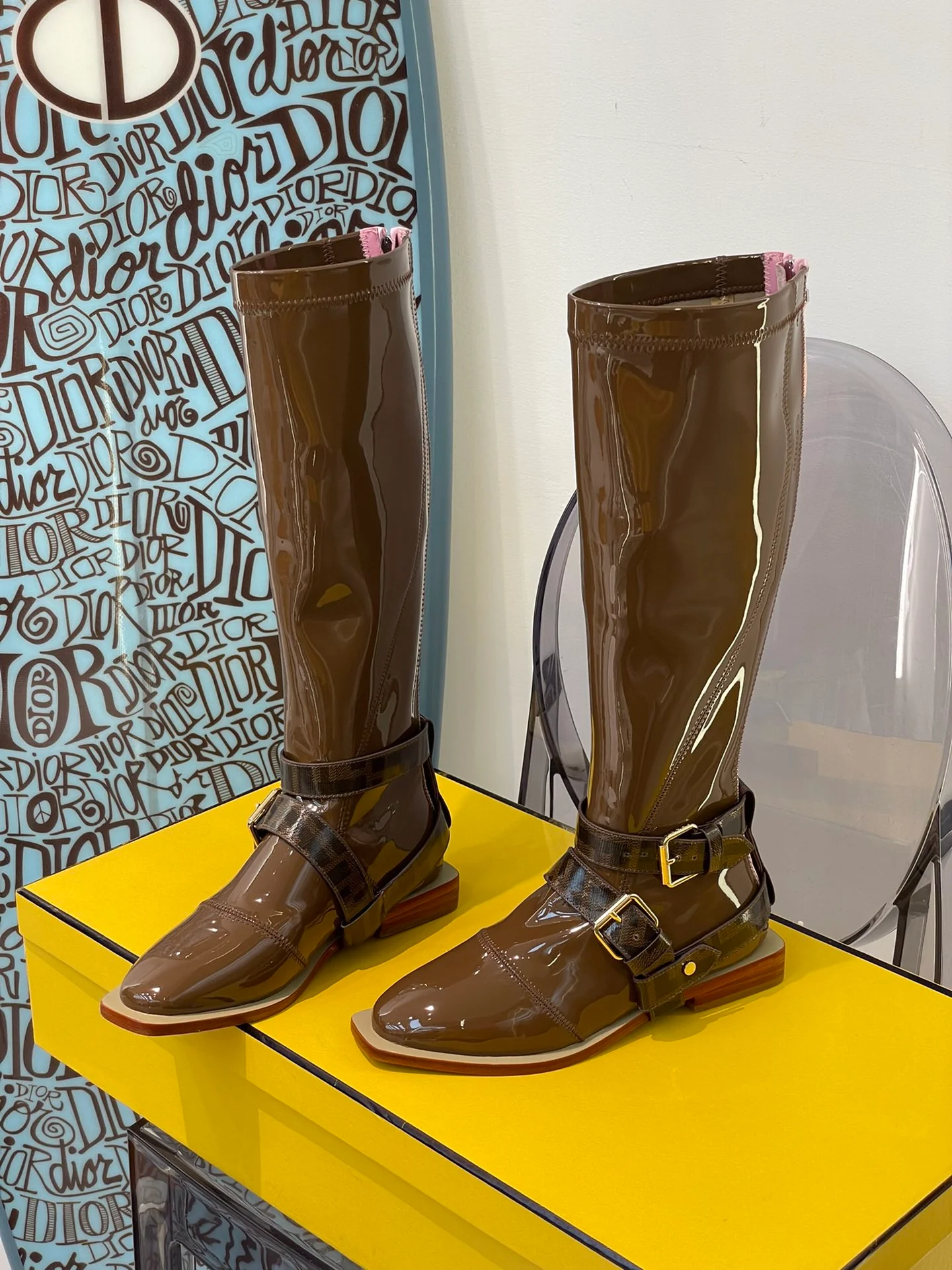 Fendi - Стильные высокие сапоги из лакированной кожи в британском стиле - Кофейно-коричневый цвет