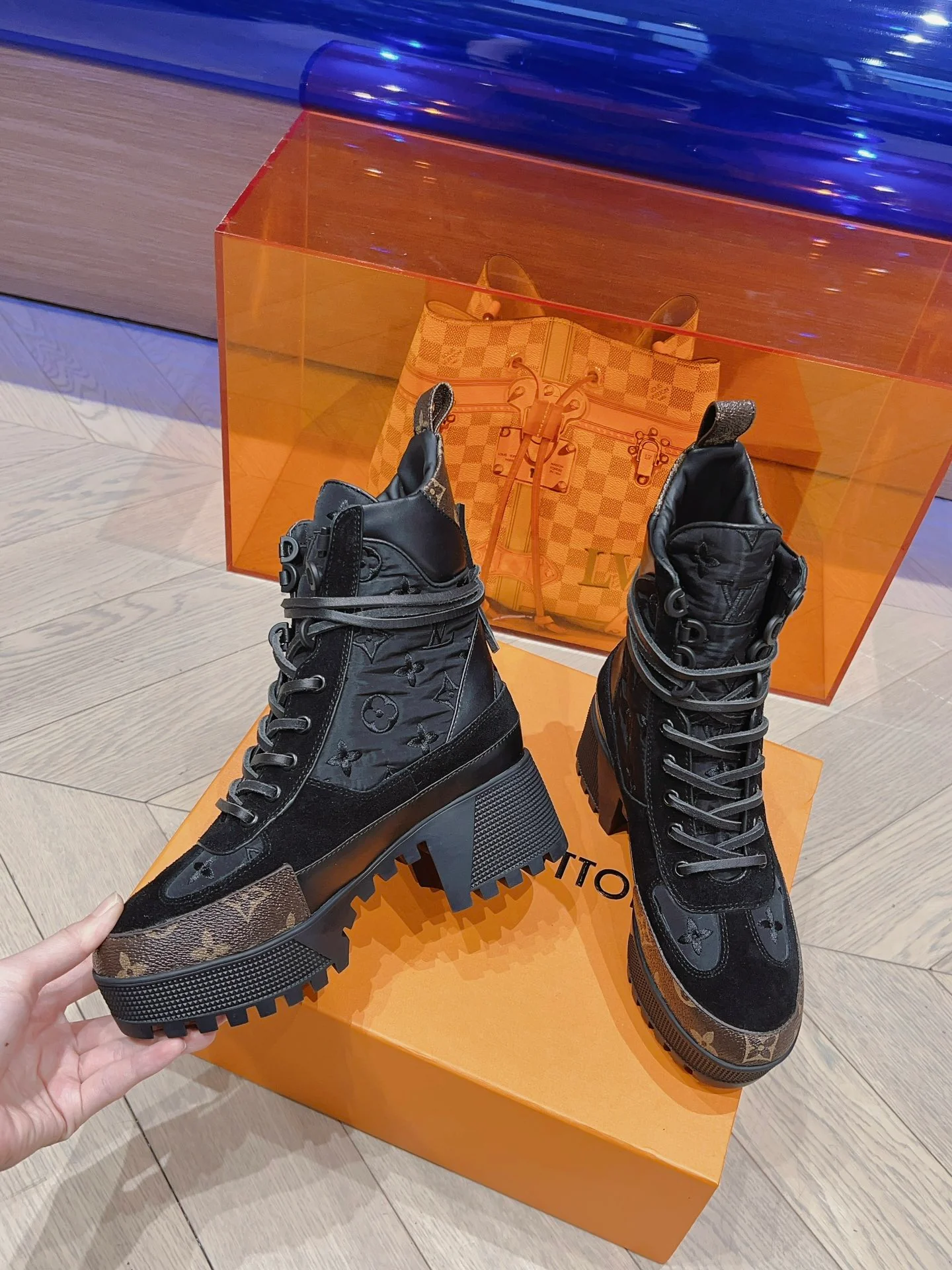 Новинка осенне-зимней коллекции LV 2023 — Ботинки Мартин на высоком каблуке — Черные