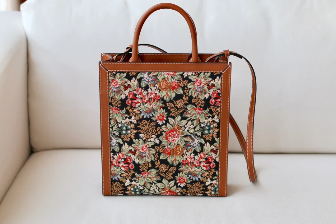 Маленькая вертикальная сумка Celine Cabas из кожи вагю с цветочным жаккардовым узором.