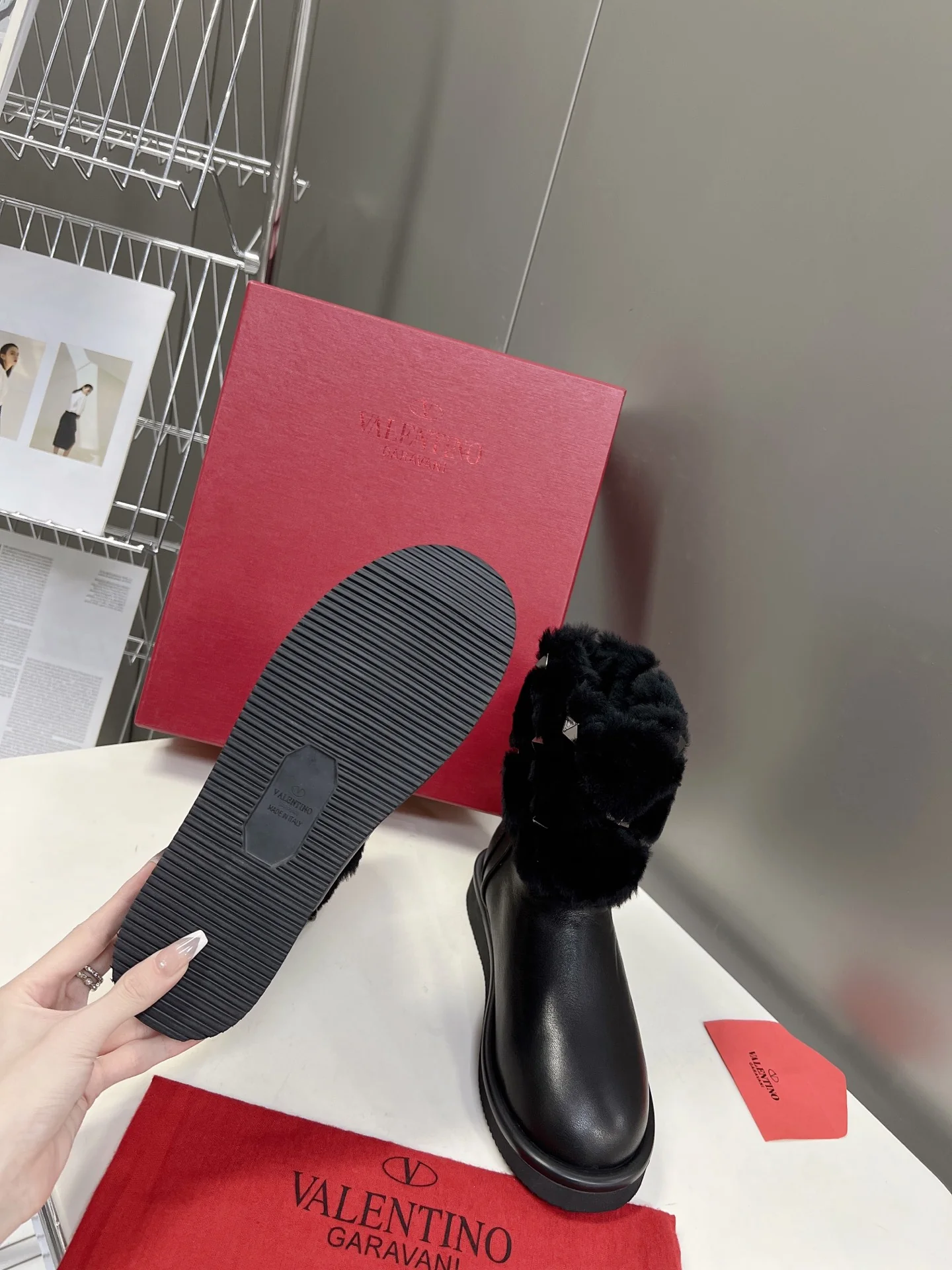 Коллекция Valentino ?Ранняя весна 2022? — Ботильоны с меховой отделкой и оборками — Черные