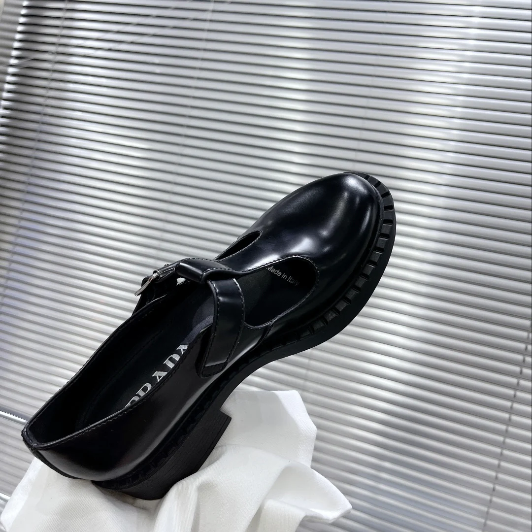 Prada - Коллекция ранней весны 2022 года - Туфли Мэри Джейн