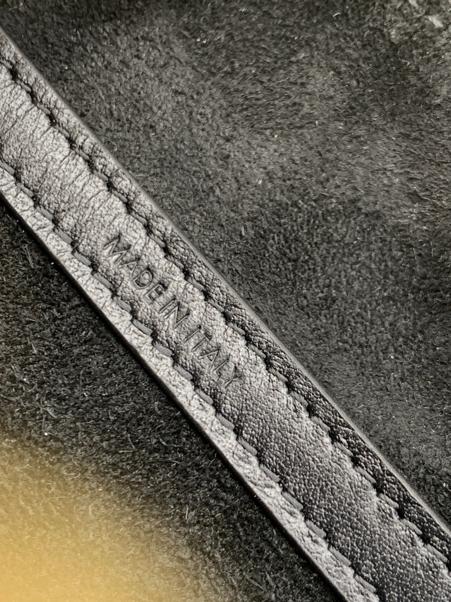 Коллекция Celine Весна/Лето 2023 - Бостон-сумка Cuir Triomphe из гладкой телячьей кожи - Черная