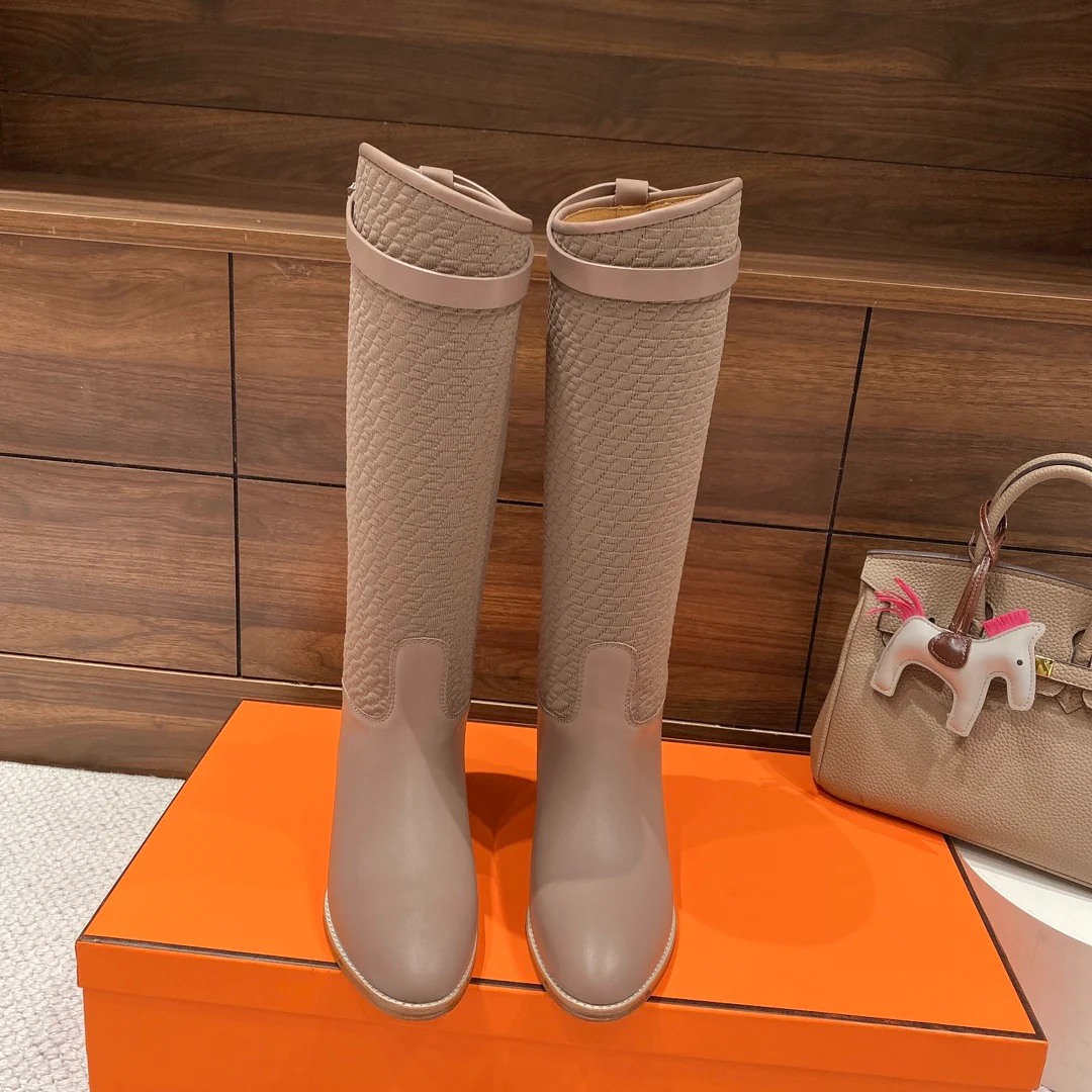 Новинка сезона осень/зима 2022 от Hermes - Ботинки Kelly с тиснением - телесного цвета