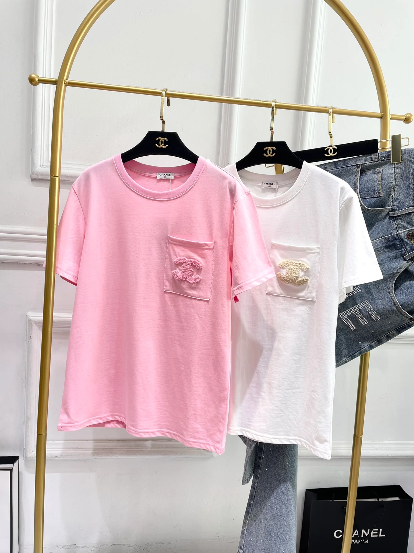 Футболка Chanel 2403 с 3D-логотипом и короткими рукавами - розовая