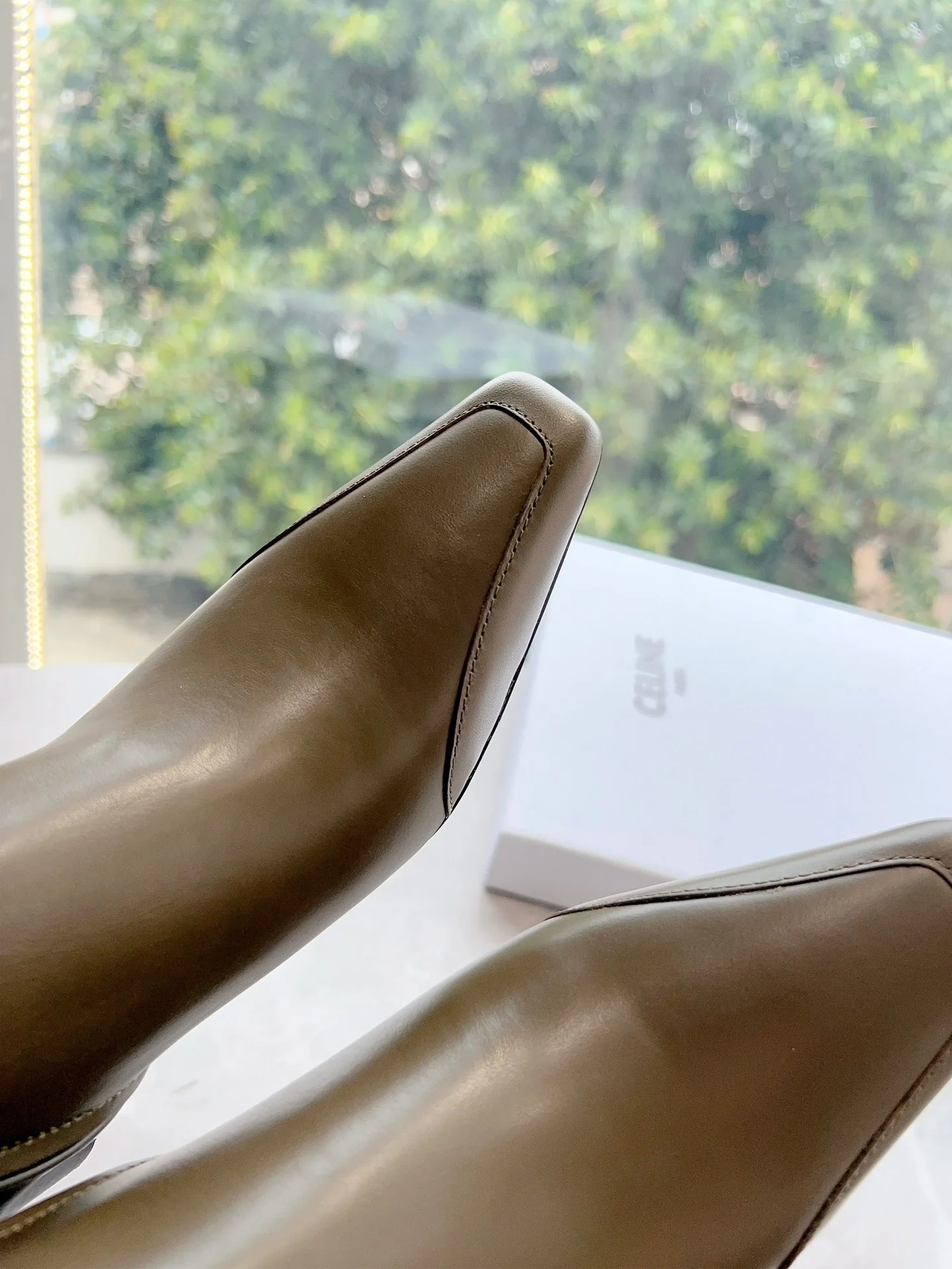 Новинка с показа Celine осень/зима 2023 — мотоциклетные ботильоны.