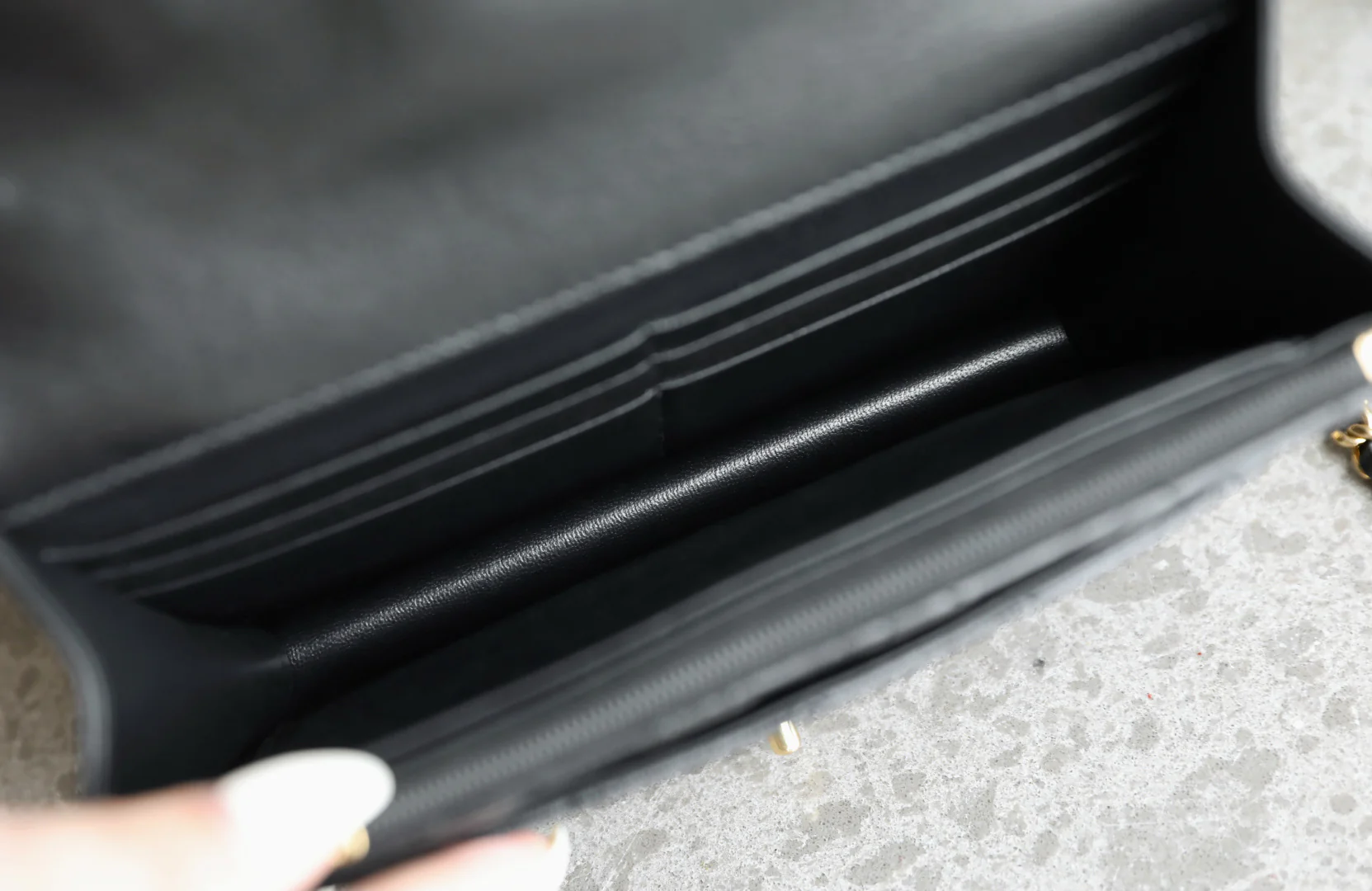 Chanel - Сумка-мессенджер с заклепками - Черная с золотой фурнитурой