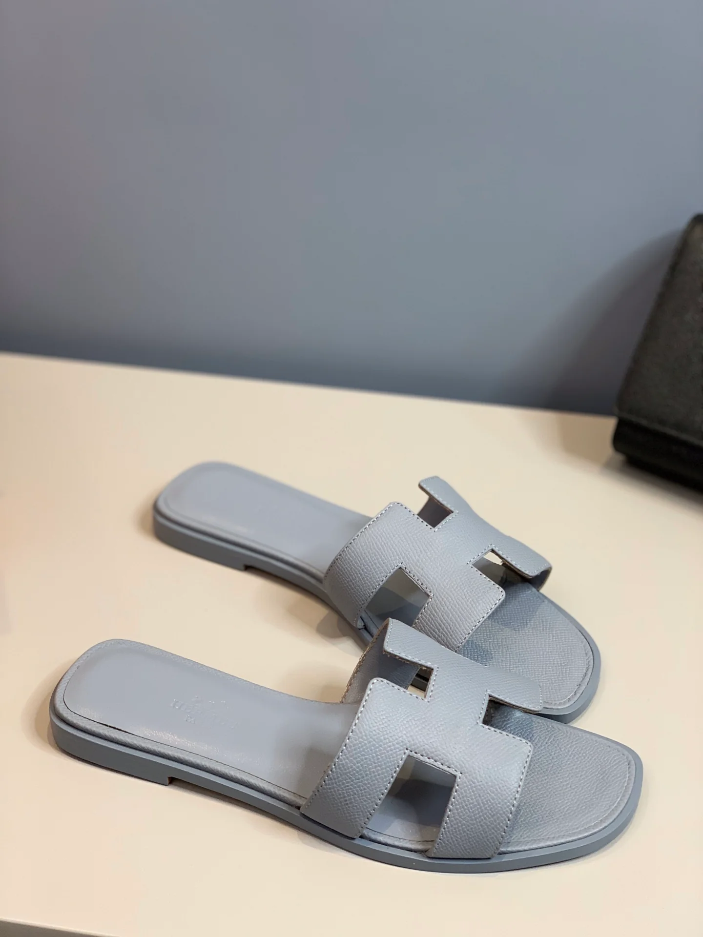 Новинка 2022 года от Hermes - Тапочки с отпечатком руки в форме буквы H - Серые