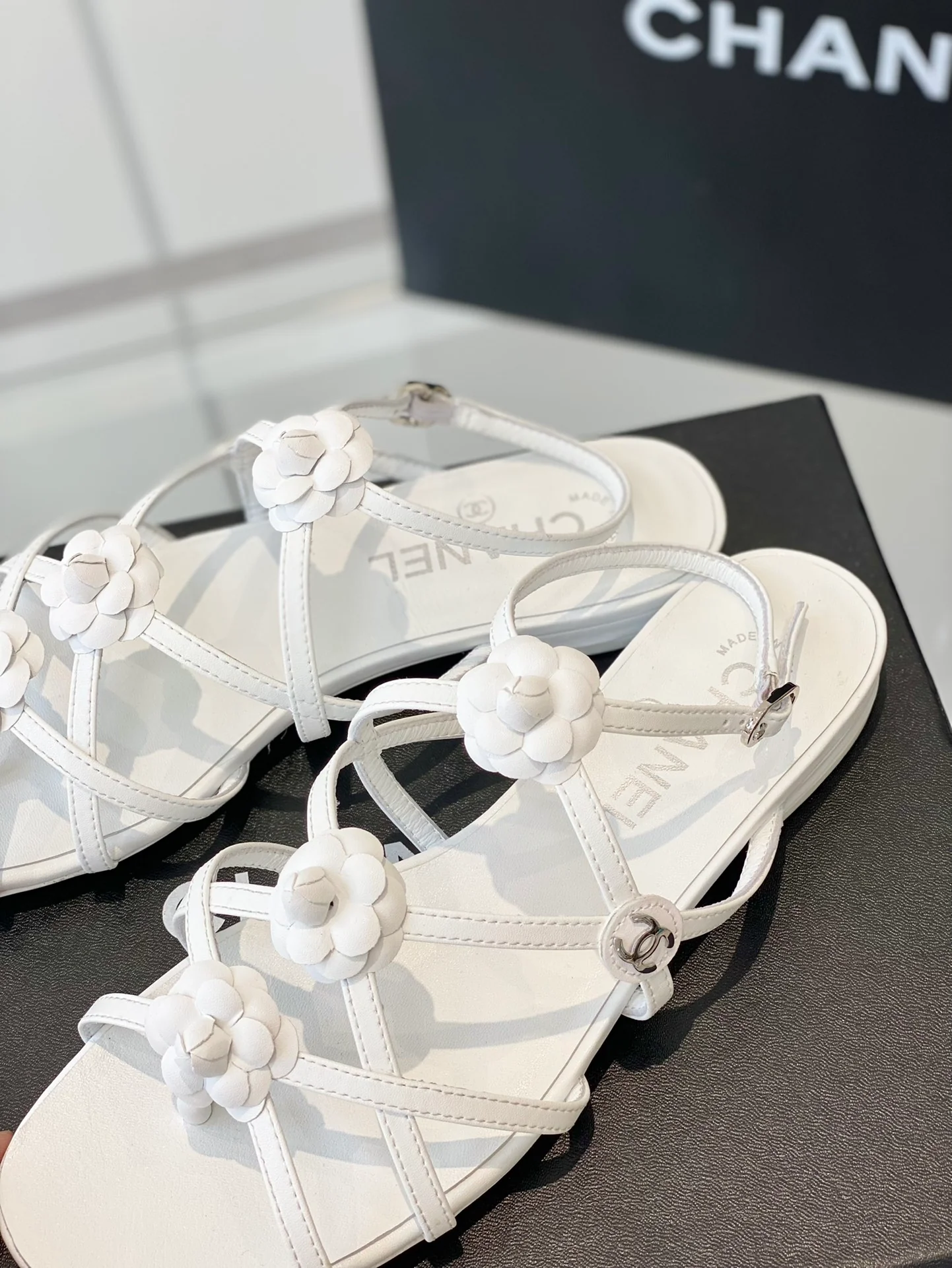 Новинка сезона весна/лето 2023 от Chanel - сандалии Camellia - белые.