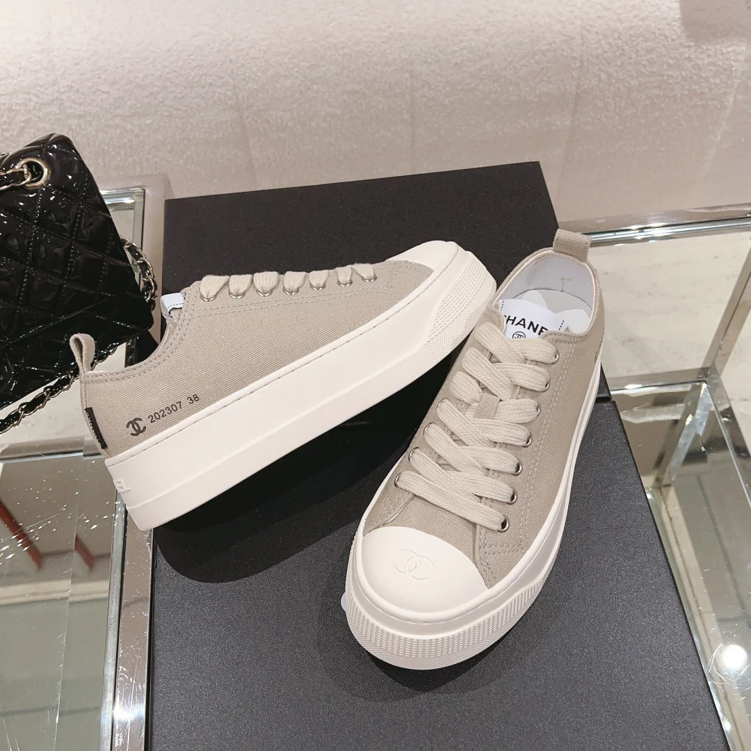 Новинка сезона ?Ранняя осень 2023? от Chanel — простые парусиновые туфли на платформе — цвет ?Молочный чай?.