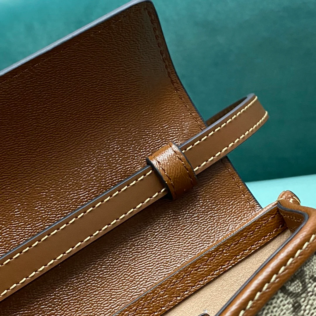 Маленькая квадратная сумка Gucci с замком