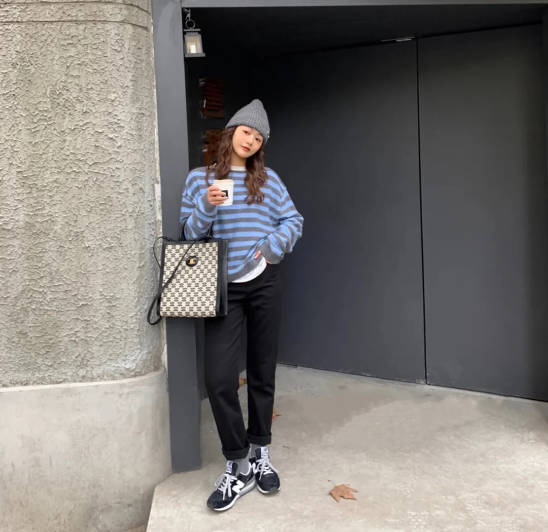 Сумка Celine Cabas Small Triomphe с вышивкой, вертикальная.