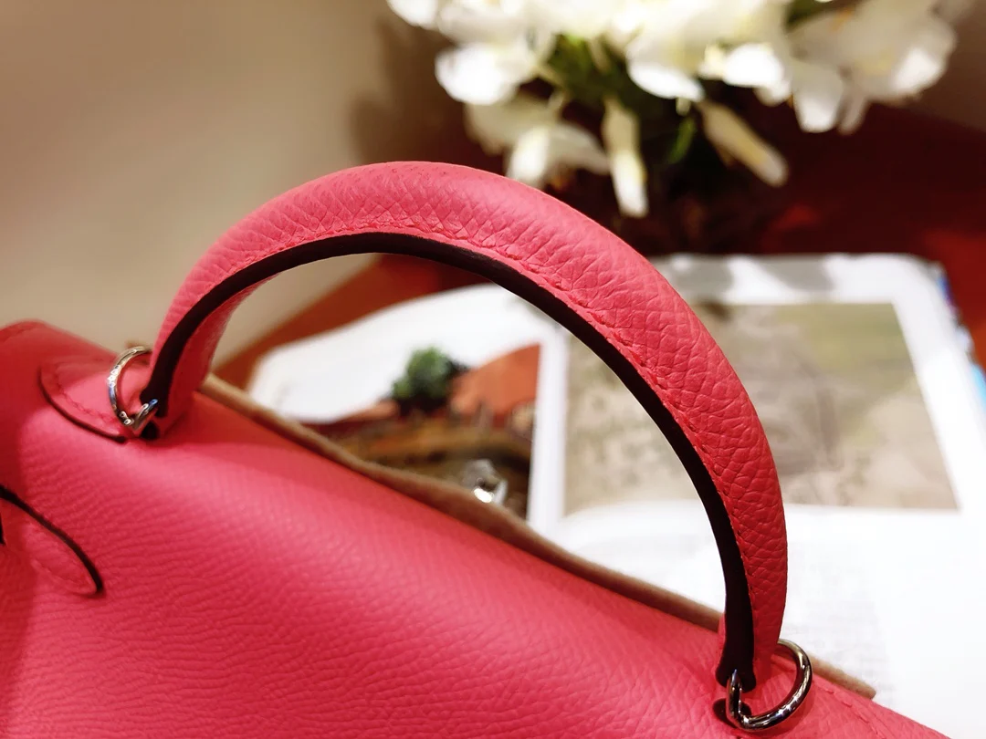 Мини-сумка Hermes Kelly 2-го поколения, 22 см, розовая, с серебряной пряжкой.