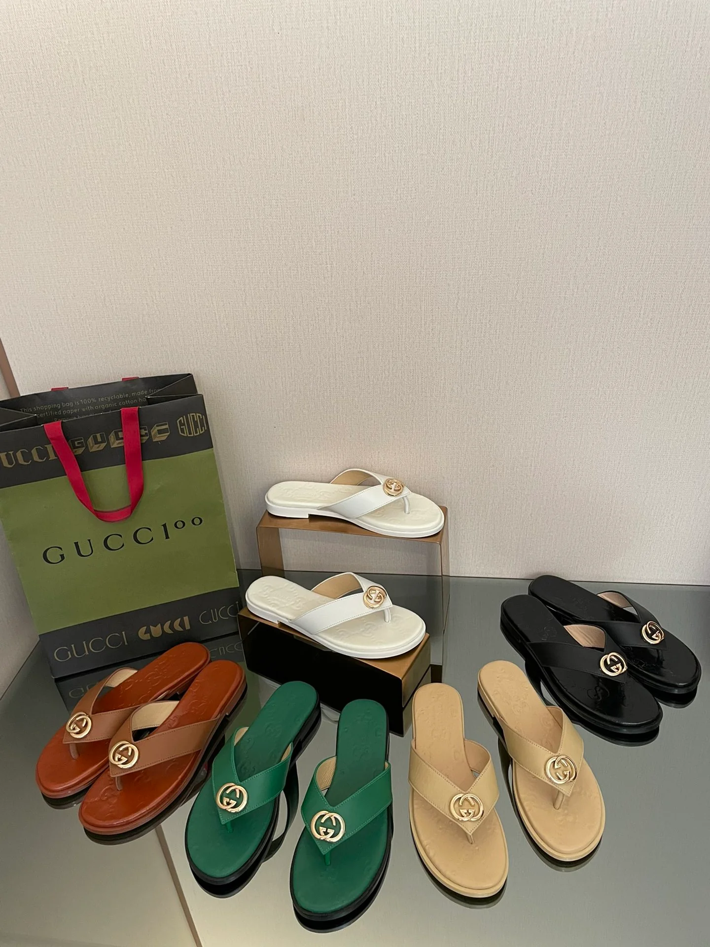 Шлёпанцы с логотипом Gucci - Изображение из коллекции