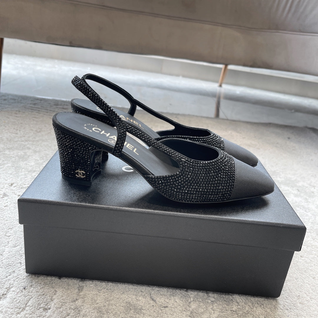 Chanel - Атласные босоножки на низком каблуке со стразами - Черные