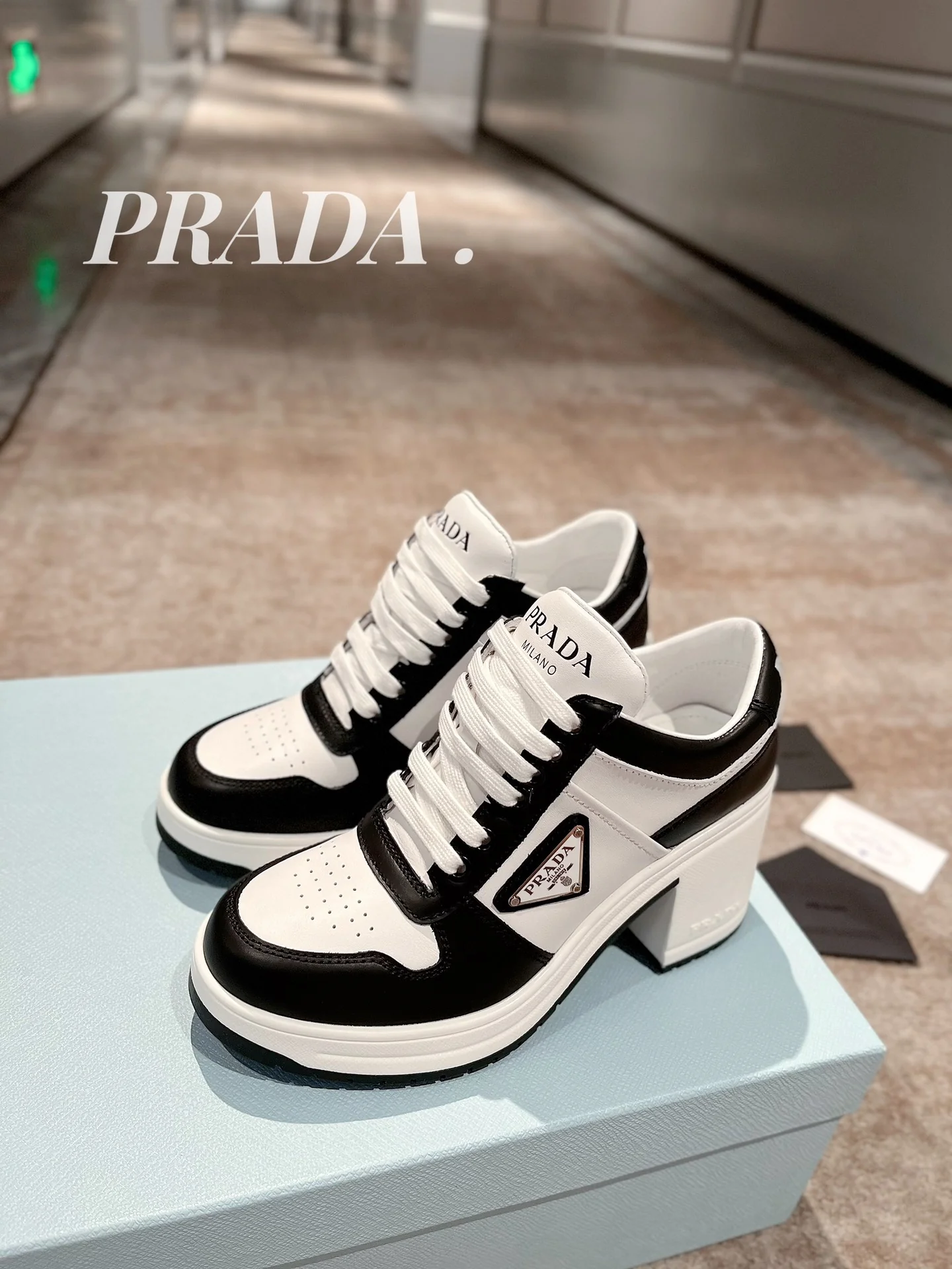 Новинка весны 2022 года от Prada - Спортивные туфли на массивном каблуке - Черные