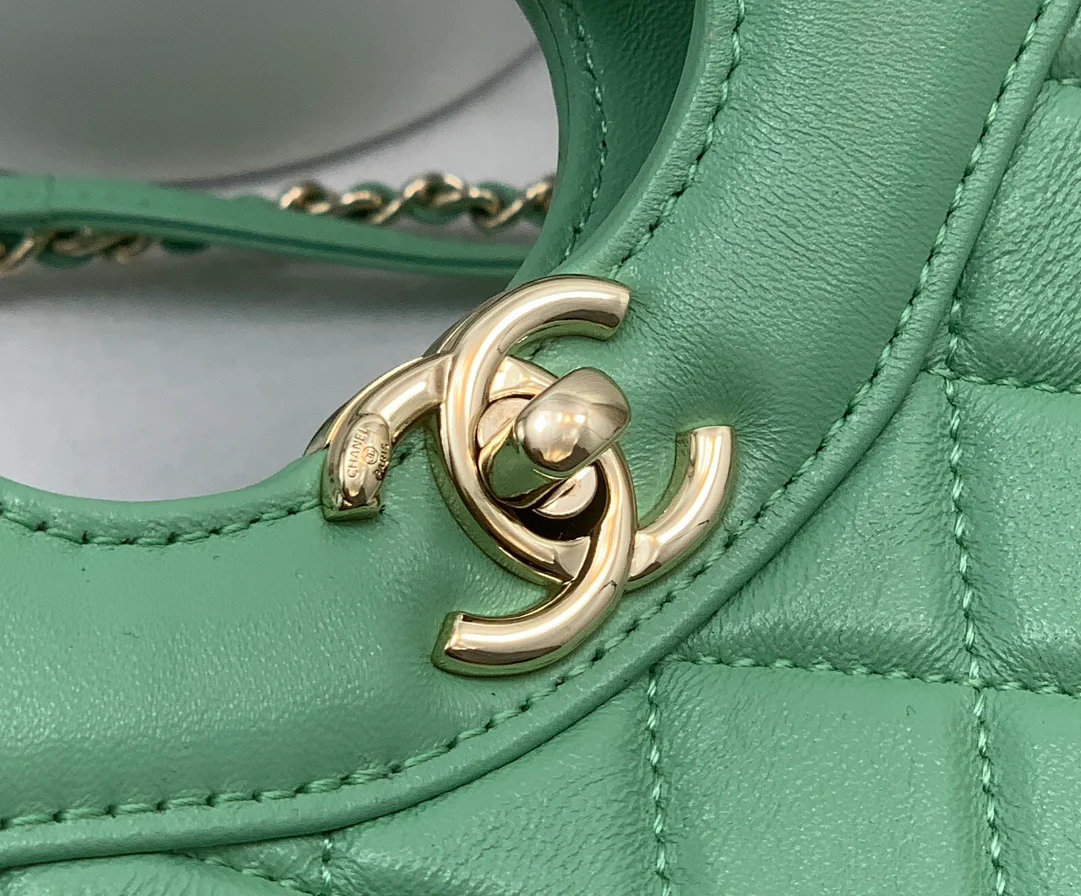 Мини-сумочка Chanel 24c 31 серии из овечьей кожи - зеленая