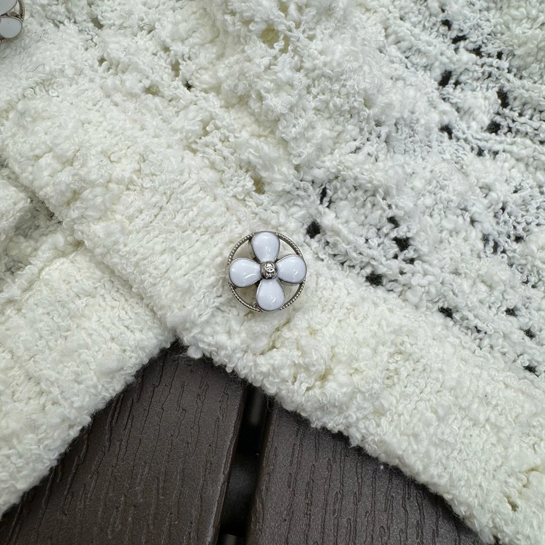 Платье-жилет Chanel 2403, новое, с ажурной вышивкой и пуговицами, вязаное крючком, белое.