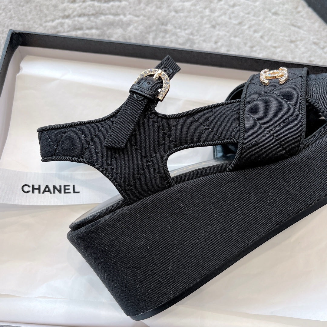 Новинка сезона весна/лето 2023 от Chanel - Сандалии на танкетке из овечьей кожи - Черные