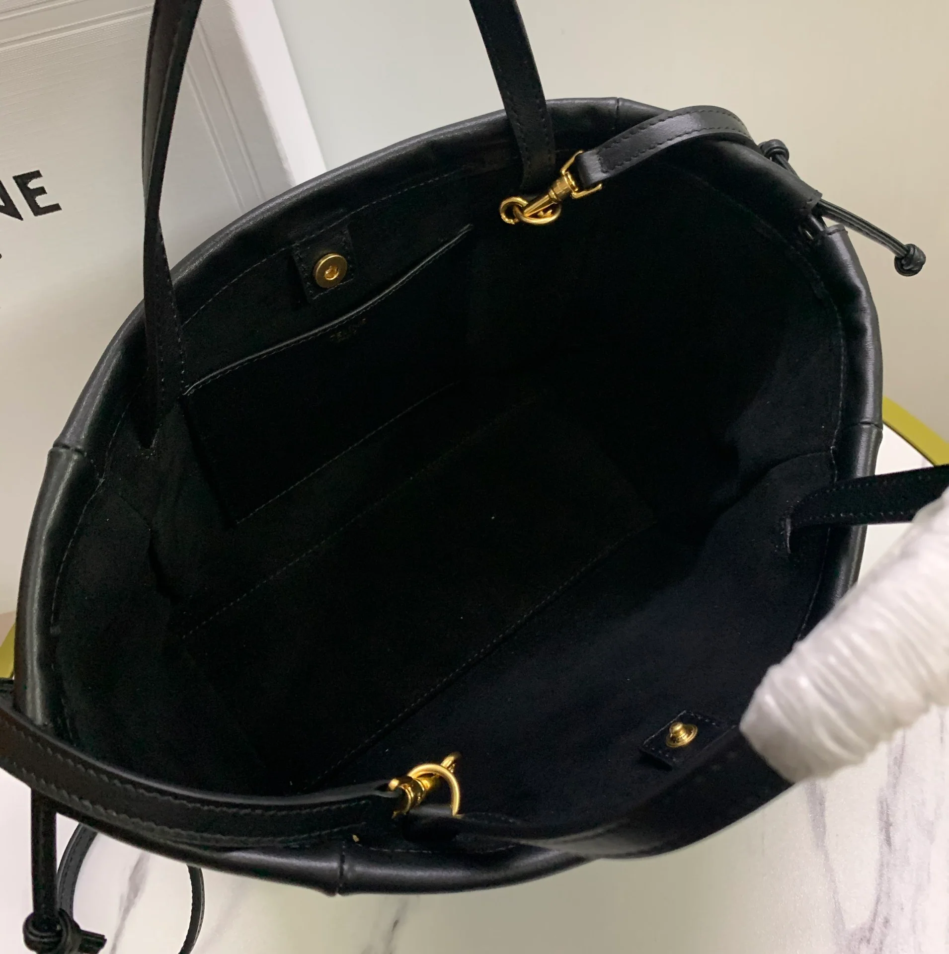 Сумка Celine Cabas Triomphe из гладкой кожи с завязками — черная — маленькая