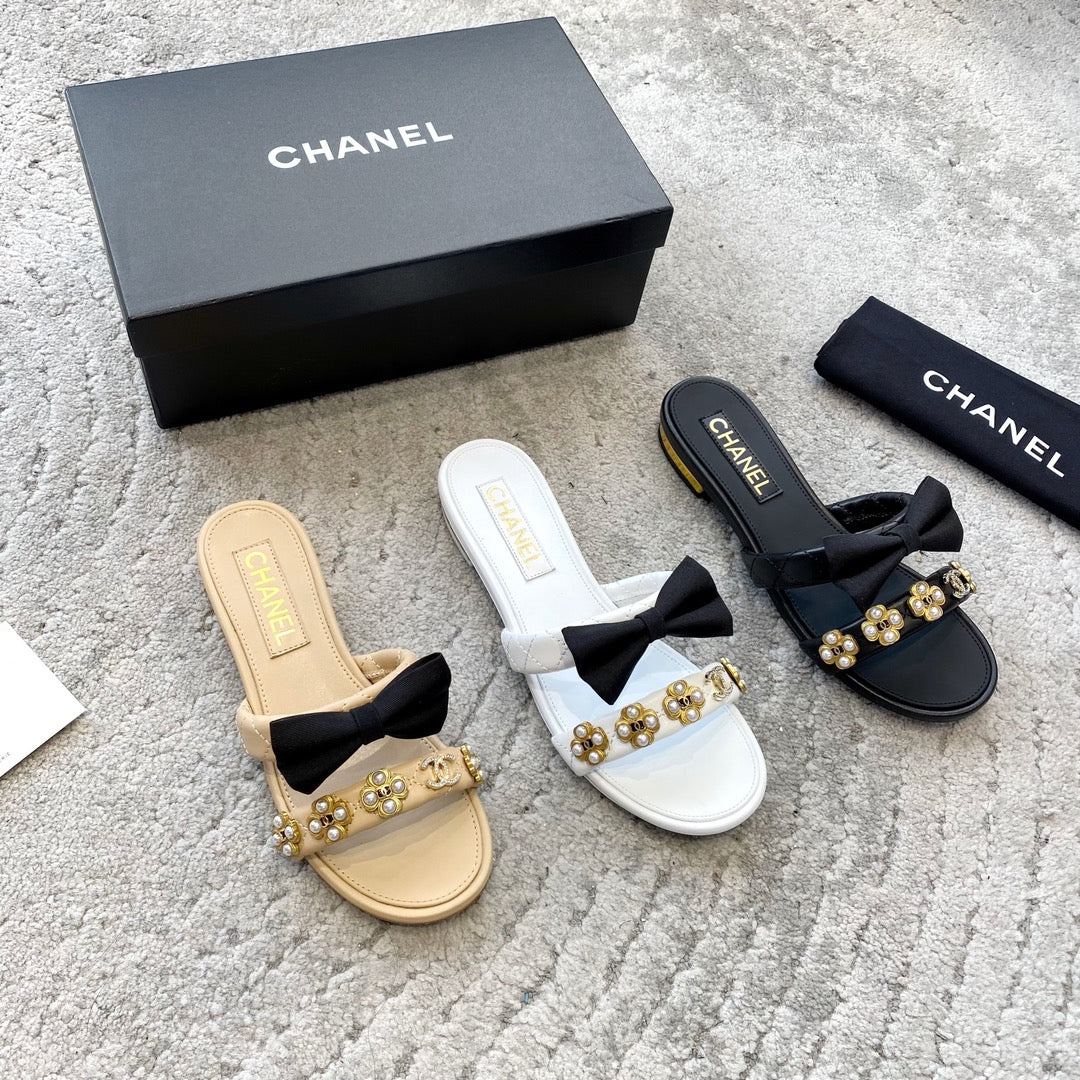 Новинка сезона весна/лето 2023 от Chanel - Тапочки с жемчужным бантом - Черные