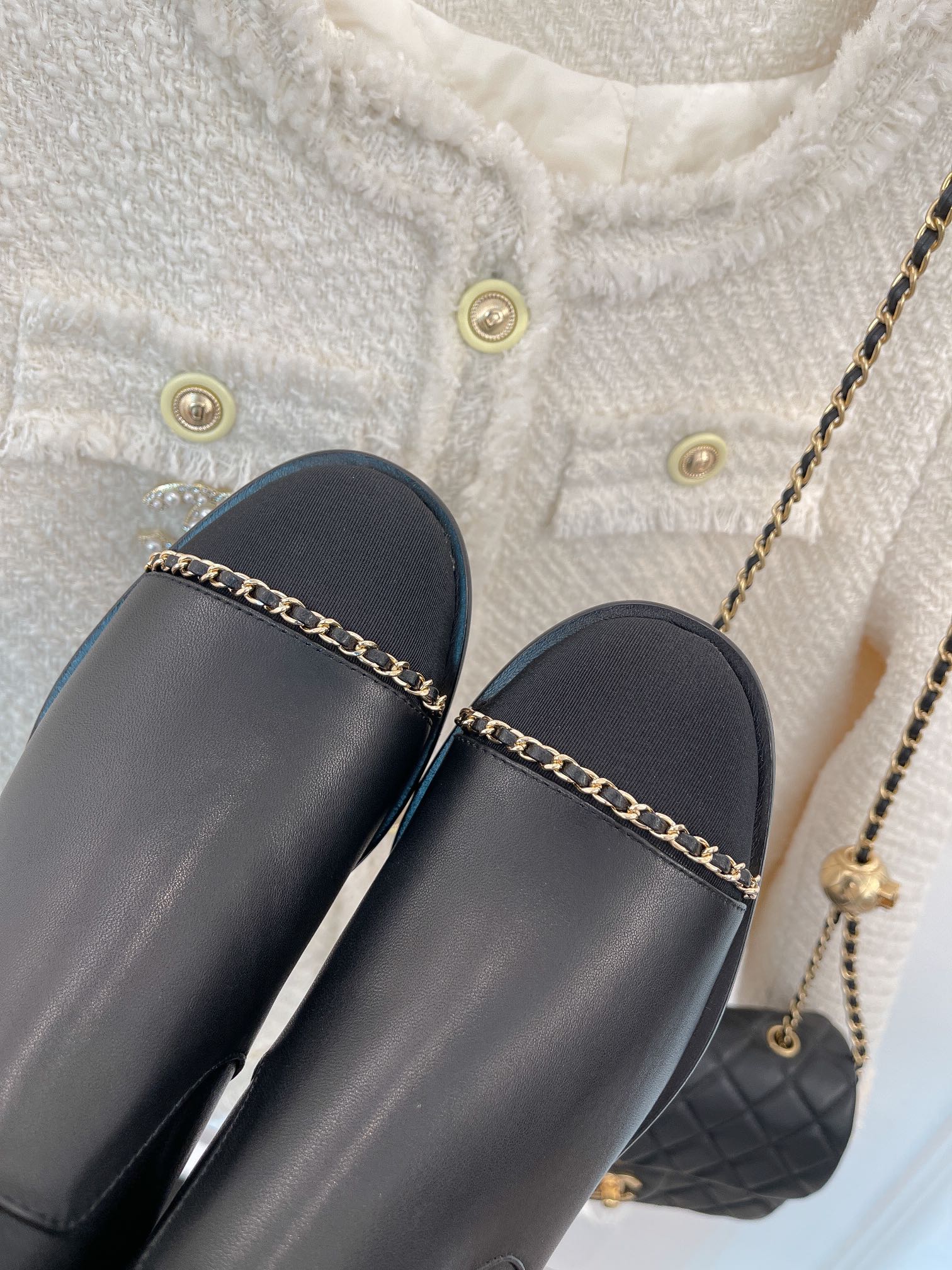 Новинка сезона осень/зима 2023 от Chanel - Ботильоны на массивном каблуке с цепочкой - Черные