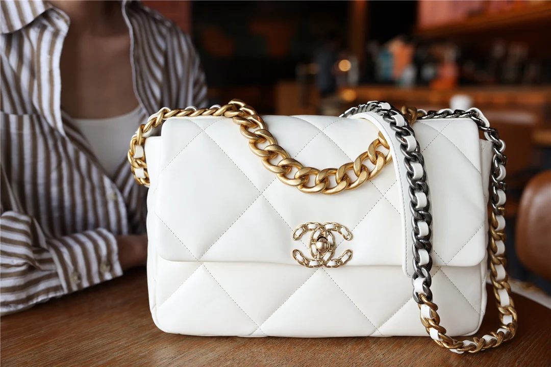 Сумка Chanel 19 — кремового цвета с золотой фурнитурой — среднего размера.