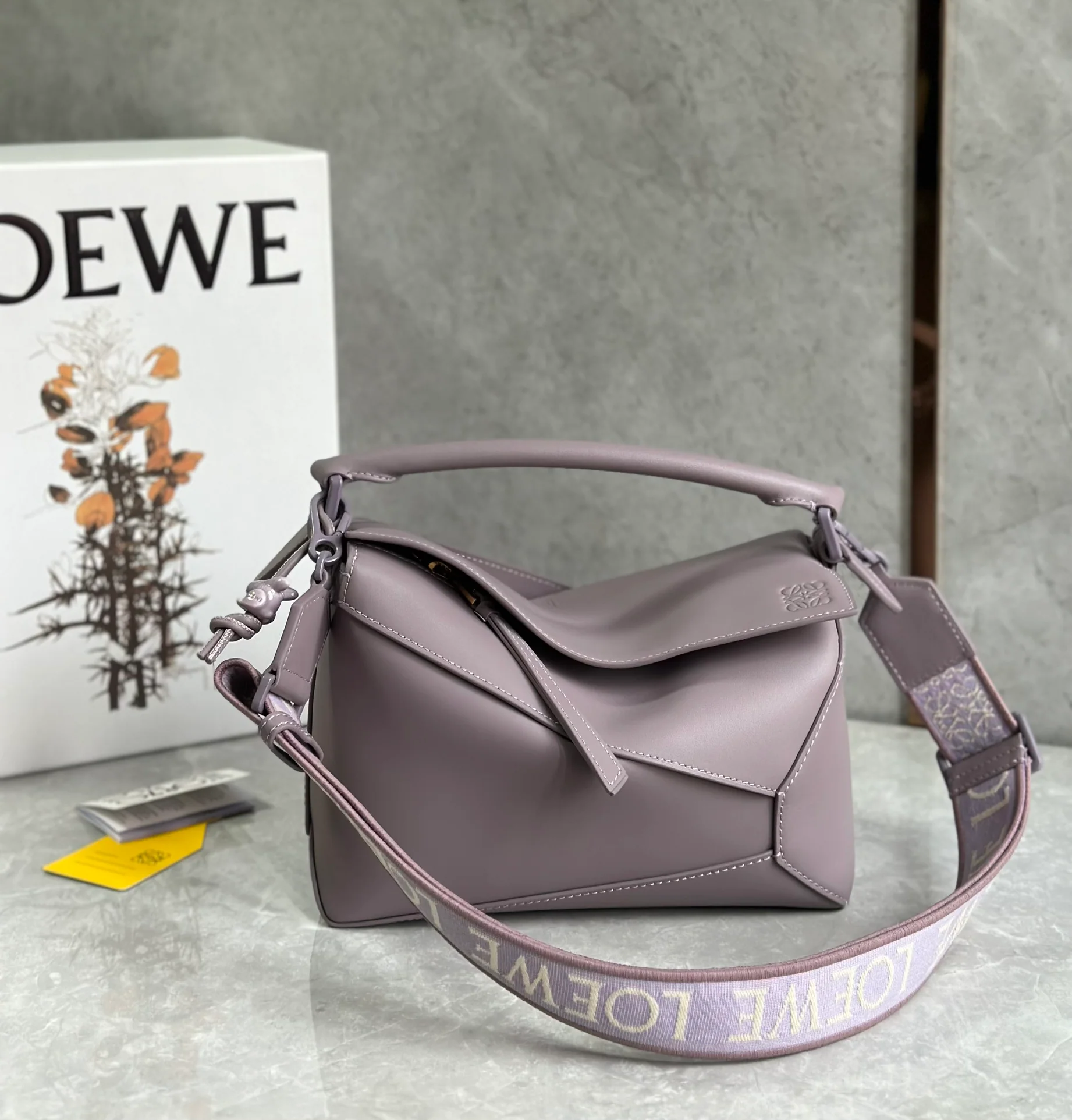 Сумка Loewe Puzzle Geometric с плечевым ремнем в виде буквы — сиреневая.