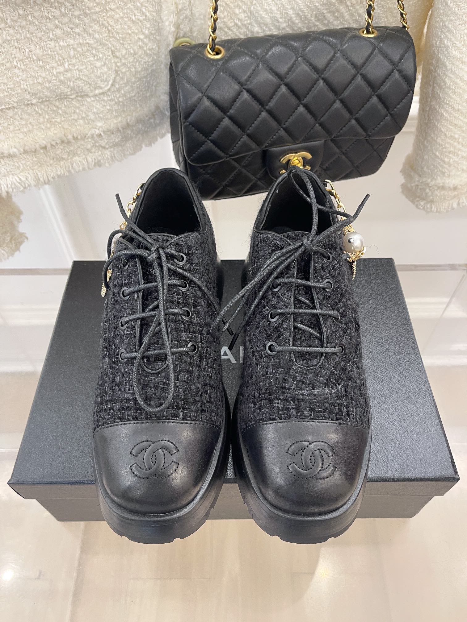 Новинка сезона осень/зима 2023 от Chanel - Лоферы с цепочкой - Черные