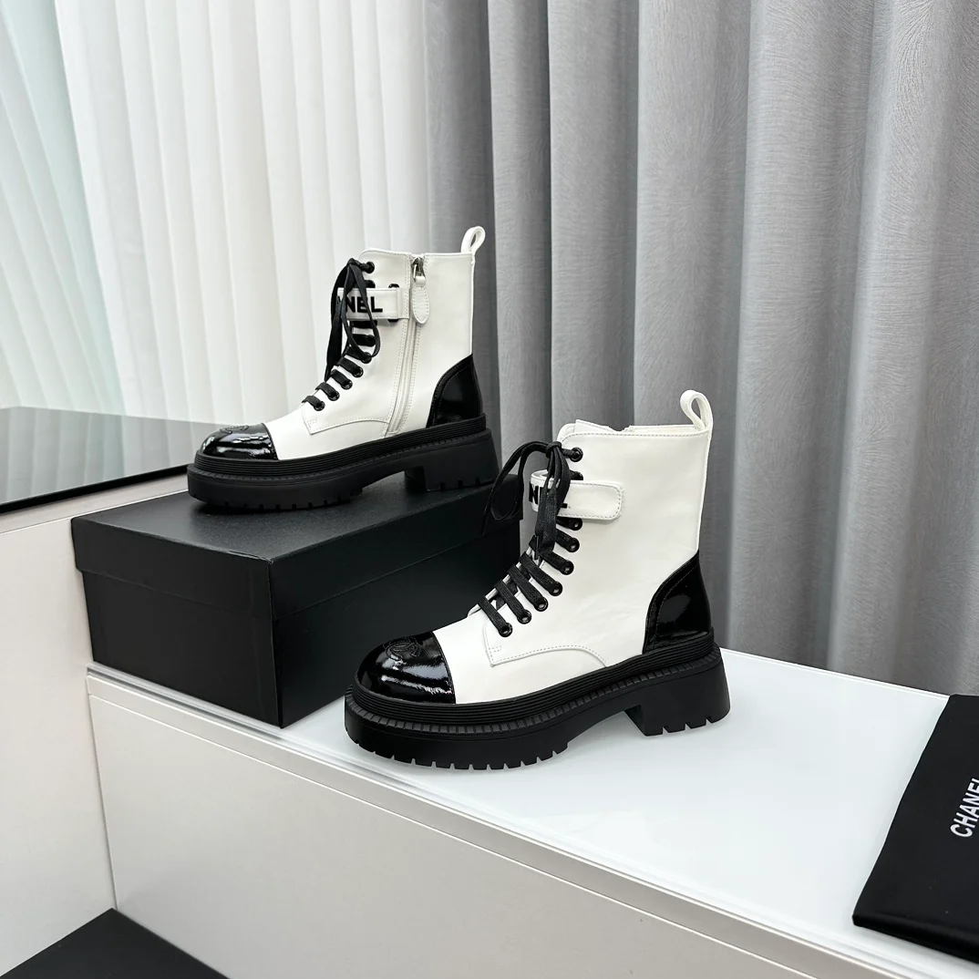 Новинка сезона осень/зима 2023 от Chanel - Ботильоны на шнуровке - Белые