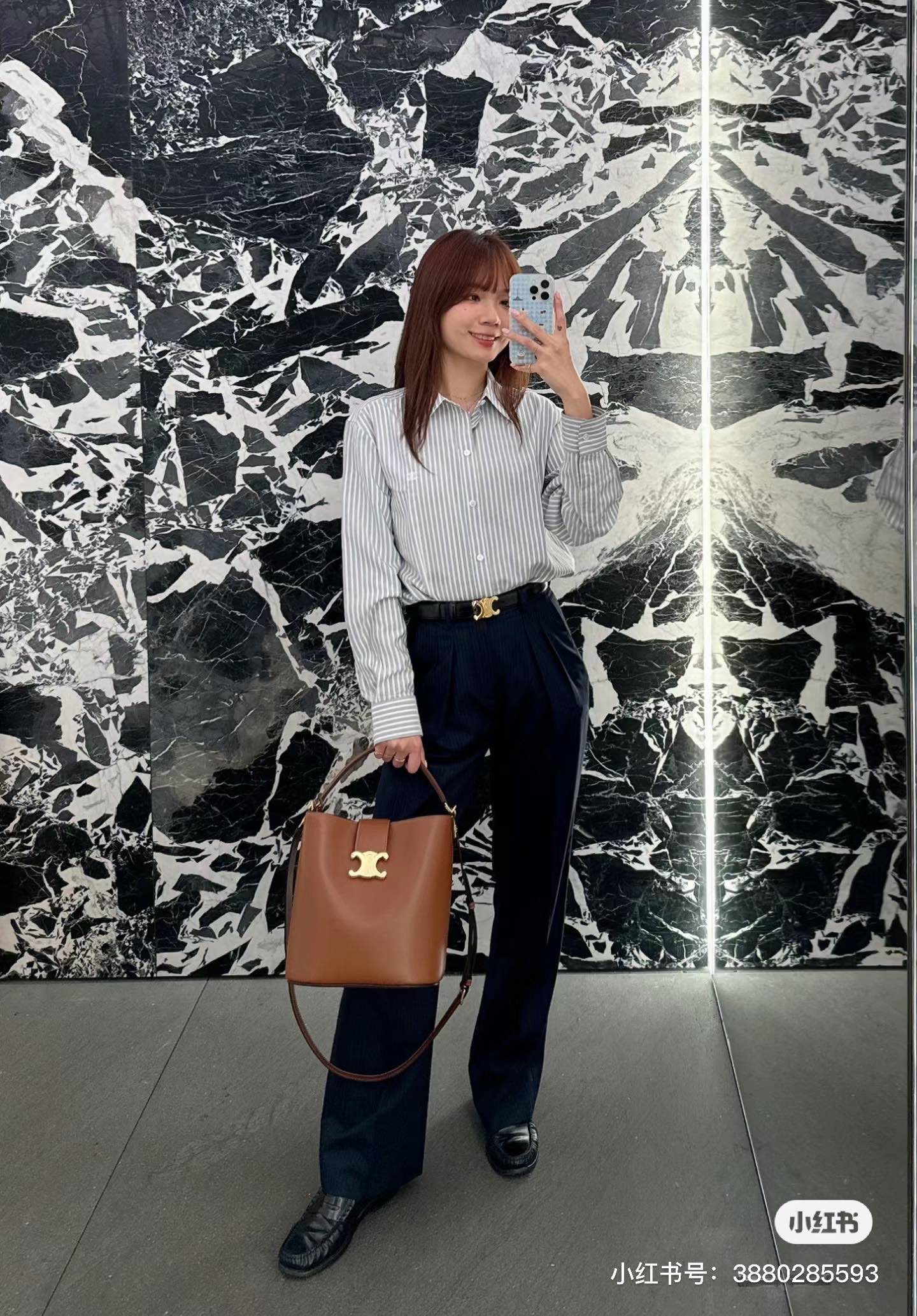 Кожаная сумка-ведро Celine Triomphe - коричневая