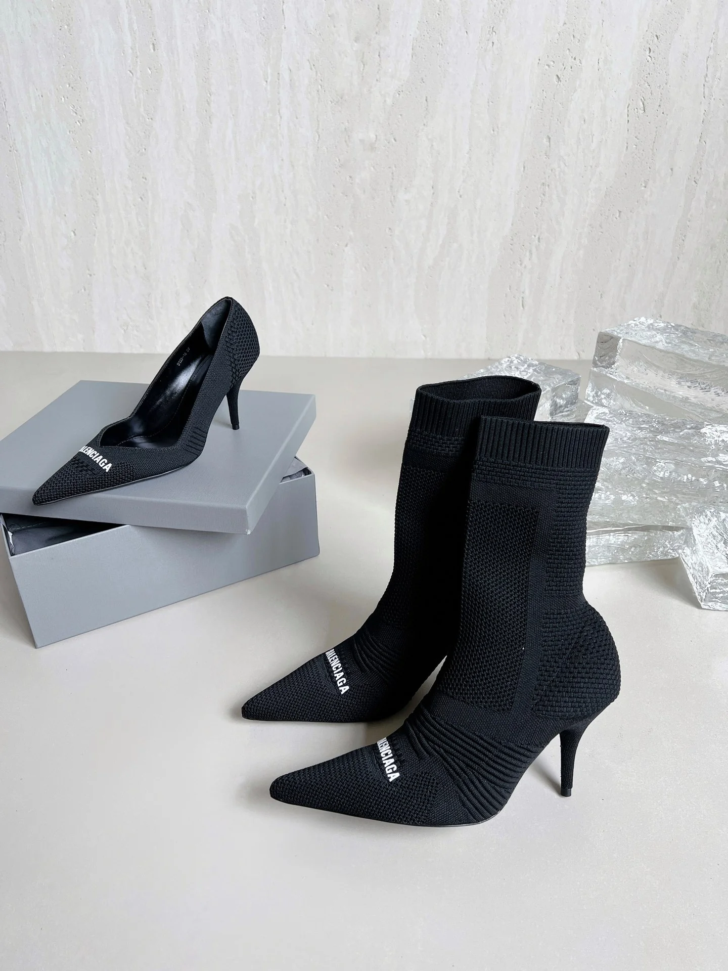 Balenciaga - Ботильоны-носки с острым носком и невысоким каблуком, 2022 год.