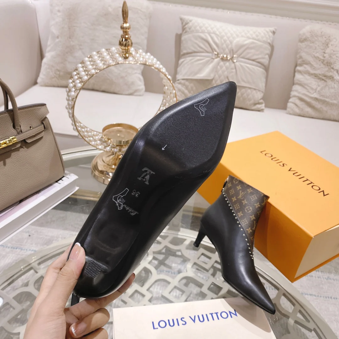 Ботильоны на шпильке с монограммой LV