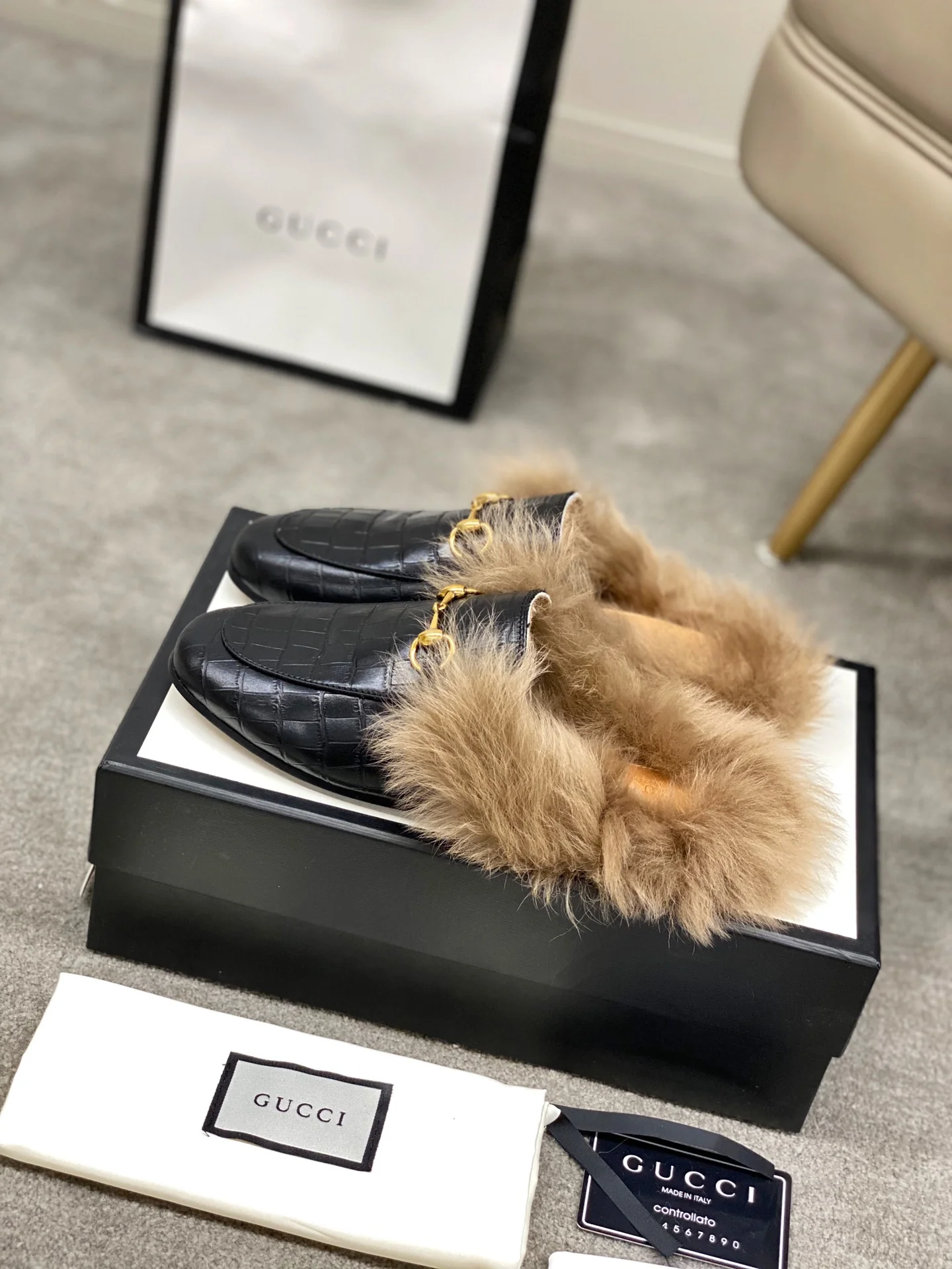 Бутик Gucci 2020 — Последние модели с подиума — Меховые тапочки — Черный с текстурой камня