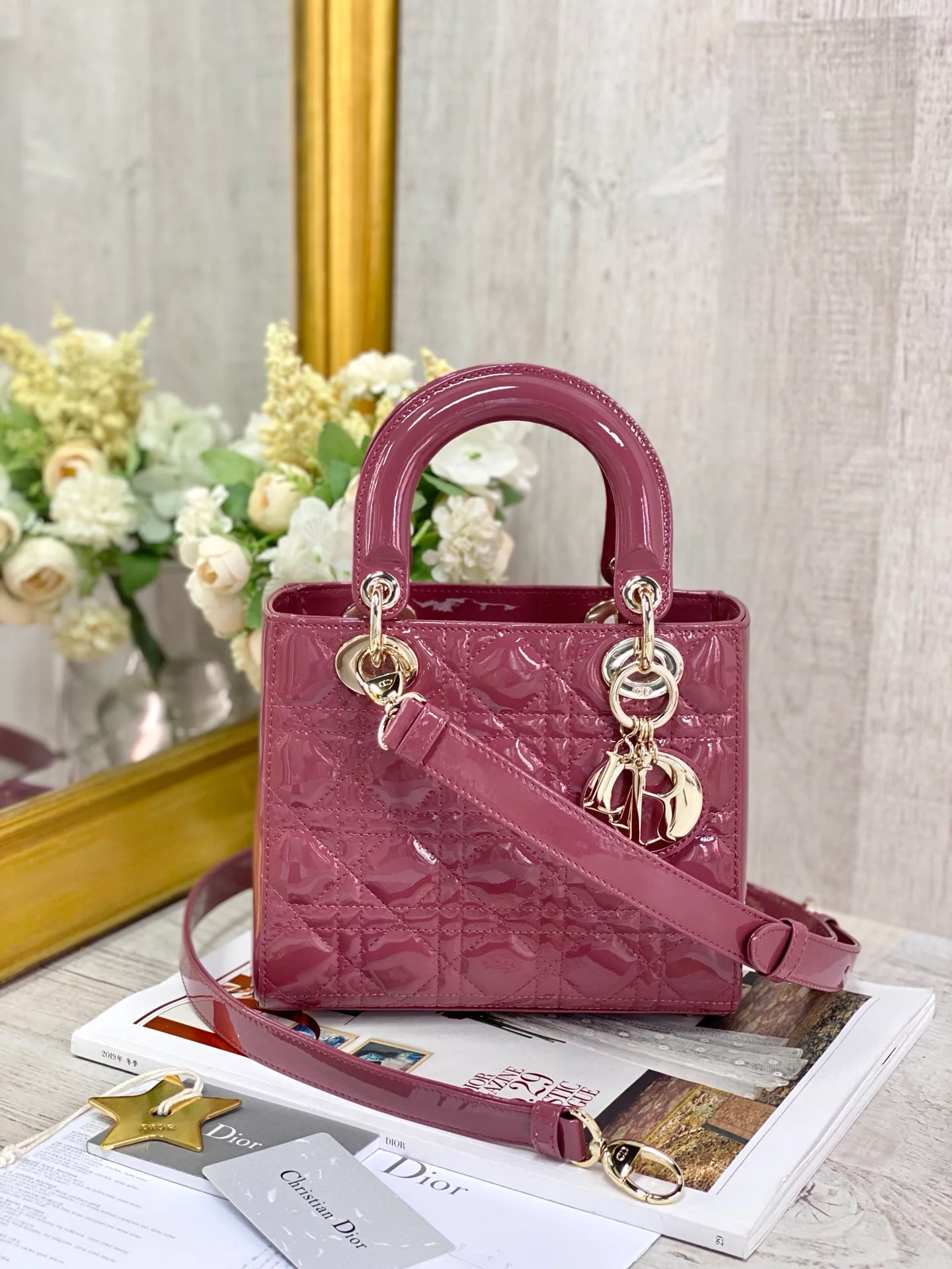 Часы Dior Lady Dior из лакированной кожи с золотой пряжкой, 20 см, цвет гибискус.