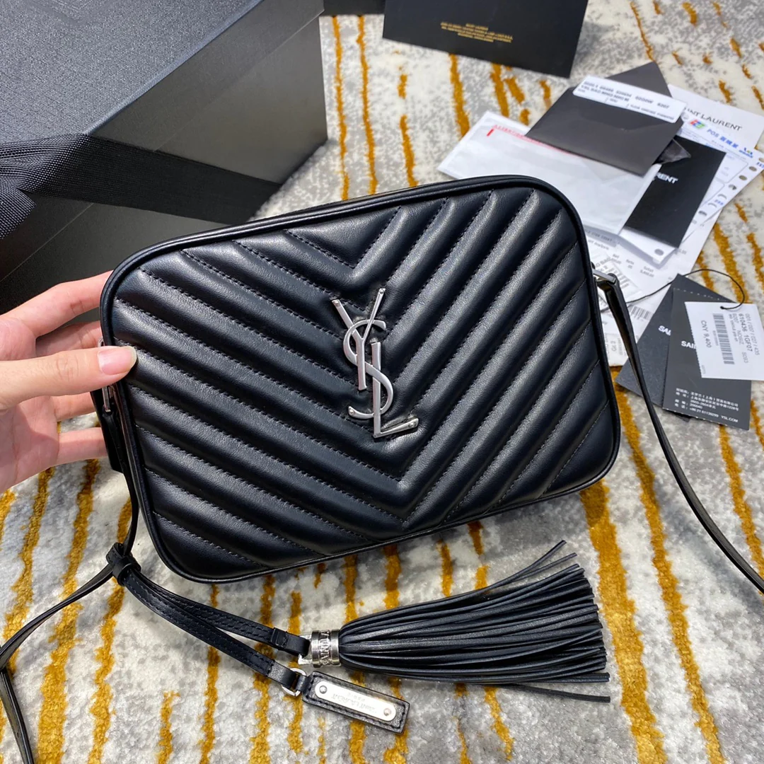 Фотосумка YSL Lou Bag — черная с серебристой фурнитурой.