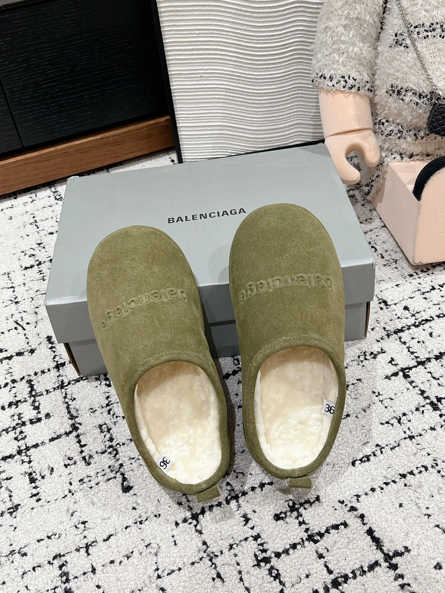 Меховые тапочки Balenciaga 2024 - зеленые