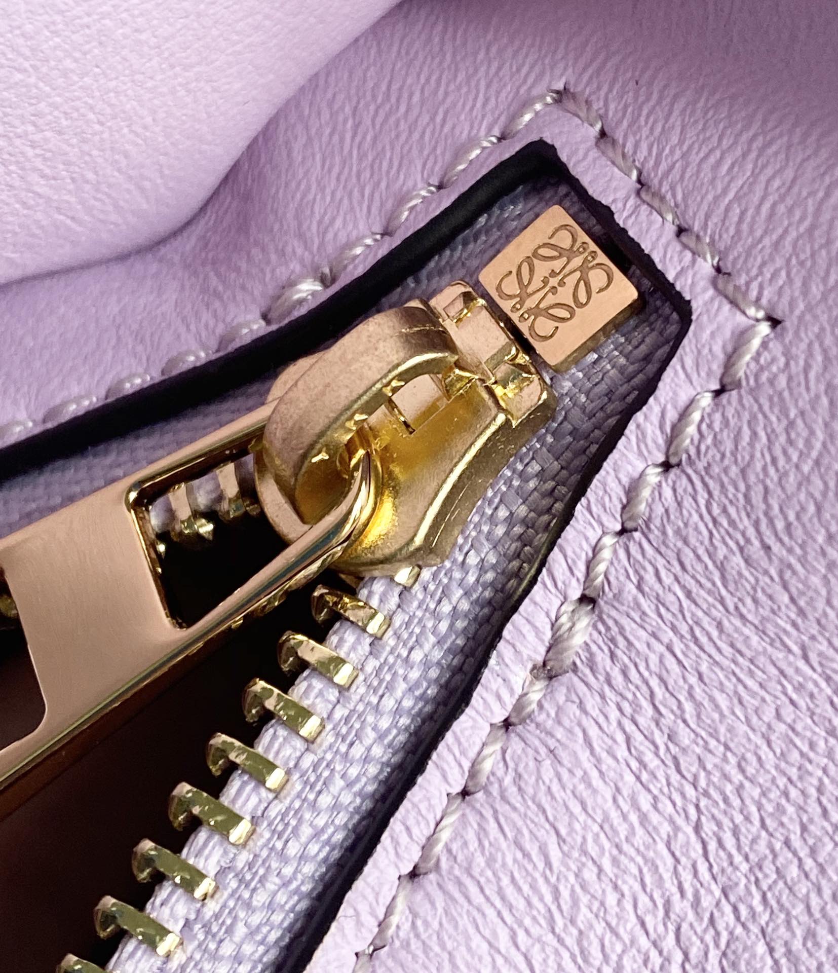 Сумка-хобо Loewe Puzzle, розовато-фиолетовая.