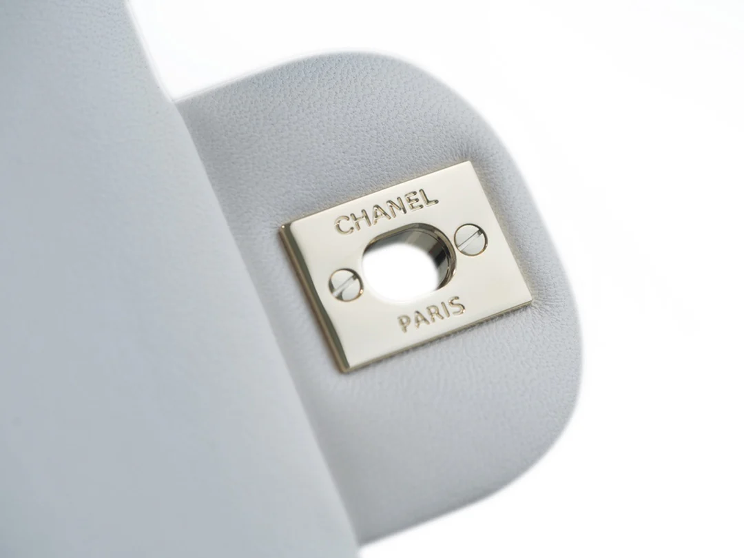 Сумка Chanel CF Medium - 25 см - из белой овечьей кожи с пряжкой из светлого золота - CF25