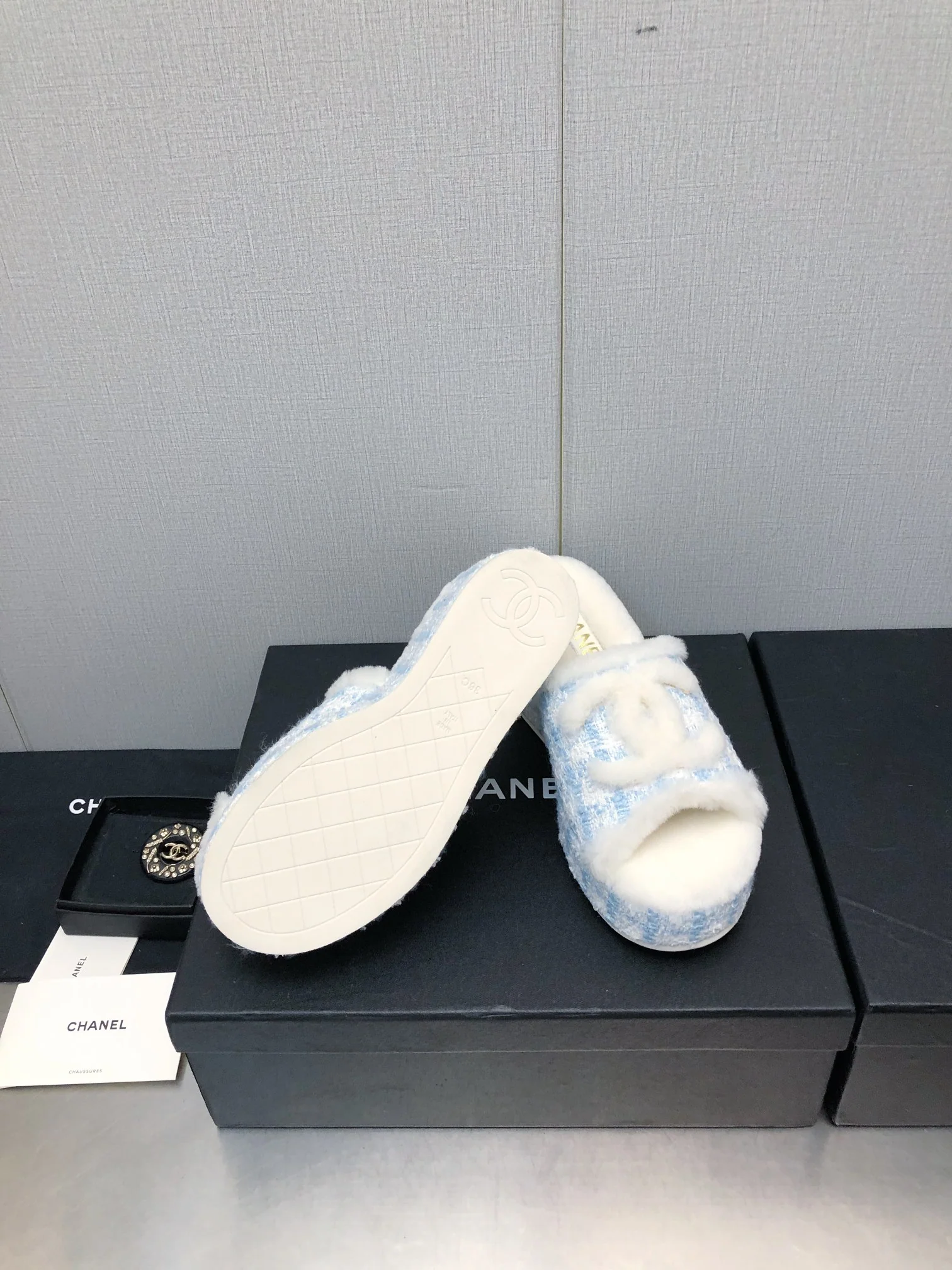 Новинка сезона осень/зима 2023 от Chanel - шерстяные сандалии в клетку сзади - светло-голубые.