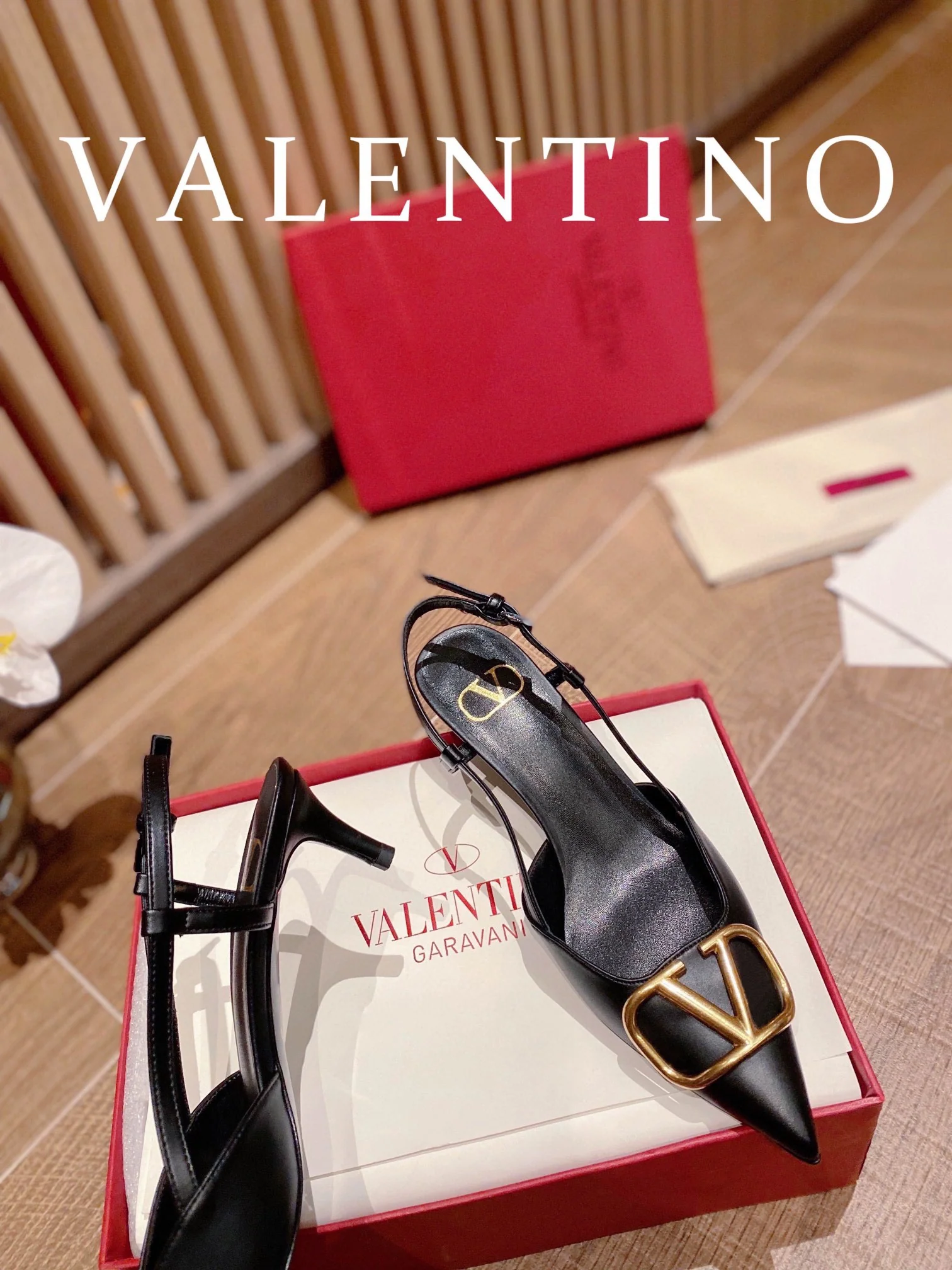 Туфли Valentino на каблуке с V-образной пряжкой из бронзы и открытой пяткой — черные.