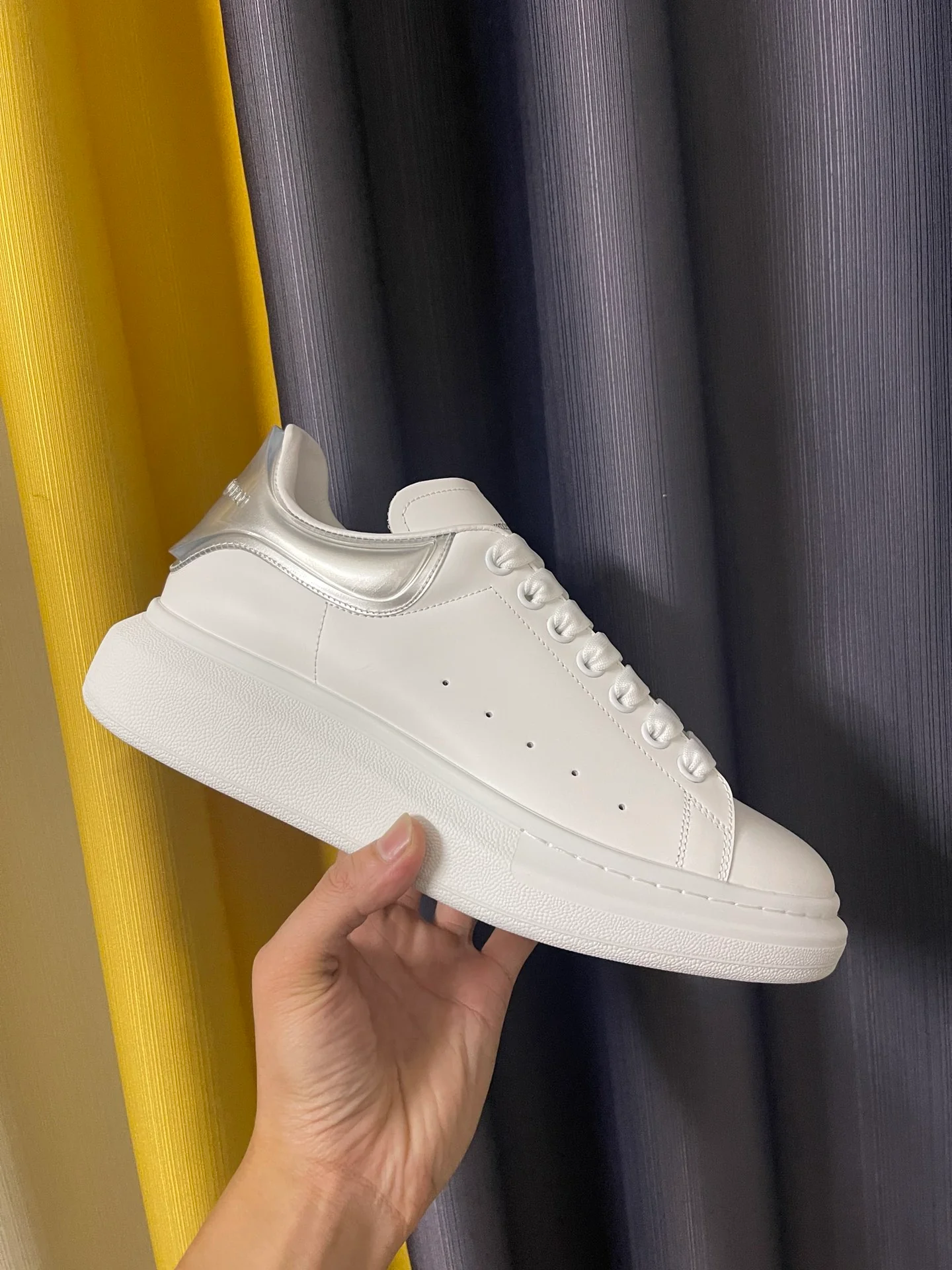 Классические белые кроссовки McQueen - унисекс - серебристый мягкий каблук