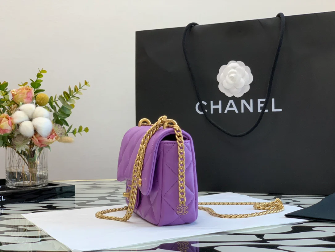 Новинка 2022 года от Chanel - квадратная сумка-мешок с эмалированной пряжкой.